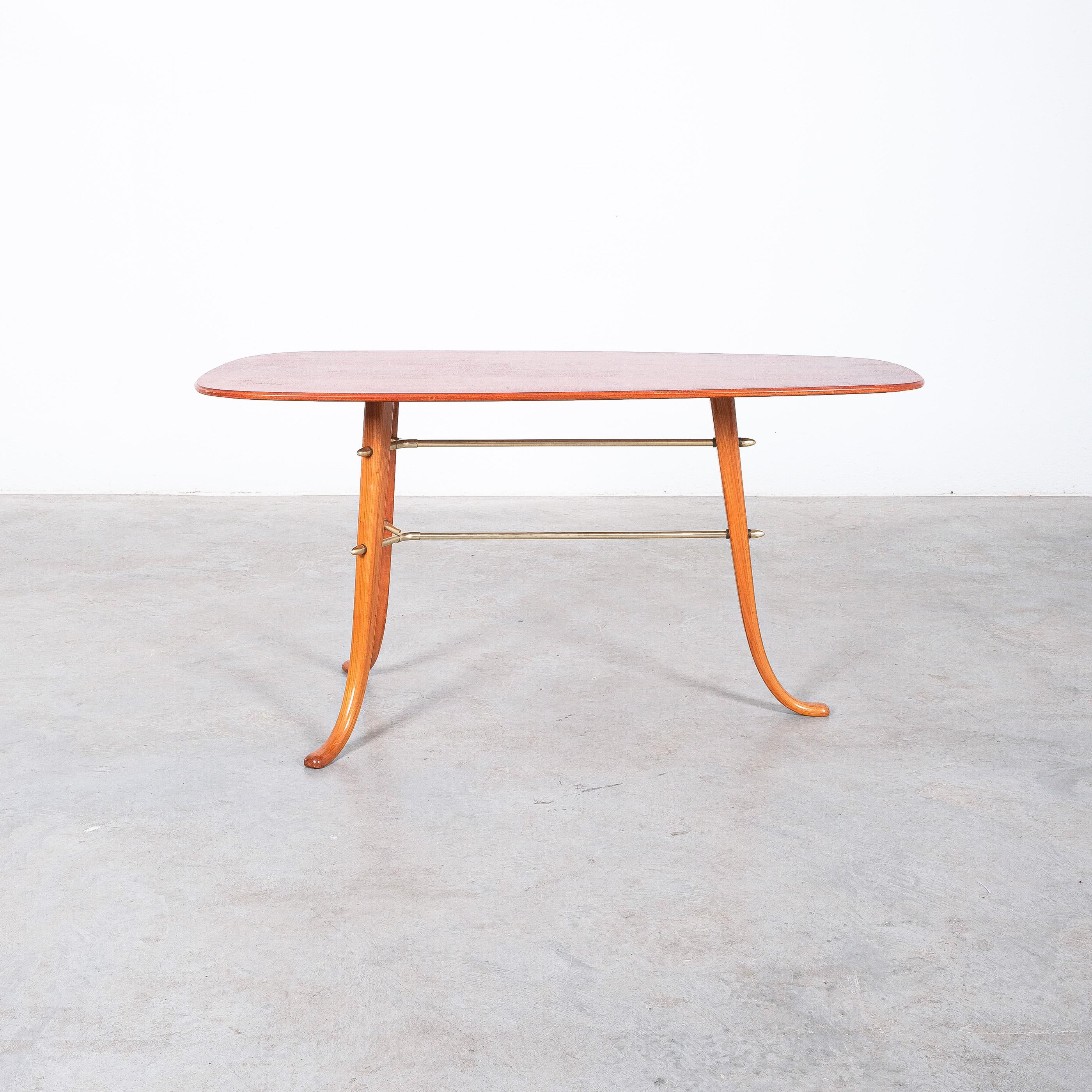 Table boomerang en bois en très bon état Italie, vers 1955.

Table élégante en très bon état d'origine, fabriquée en bois de bouleau et en laiton ; le plateau de la table a un revêtement spécial qui le rend plus durable. Il est intéressant de