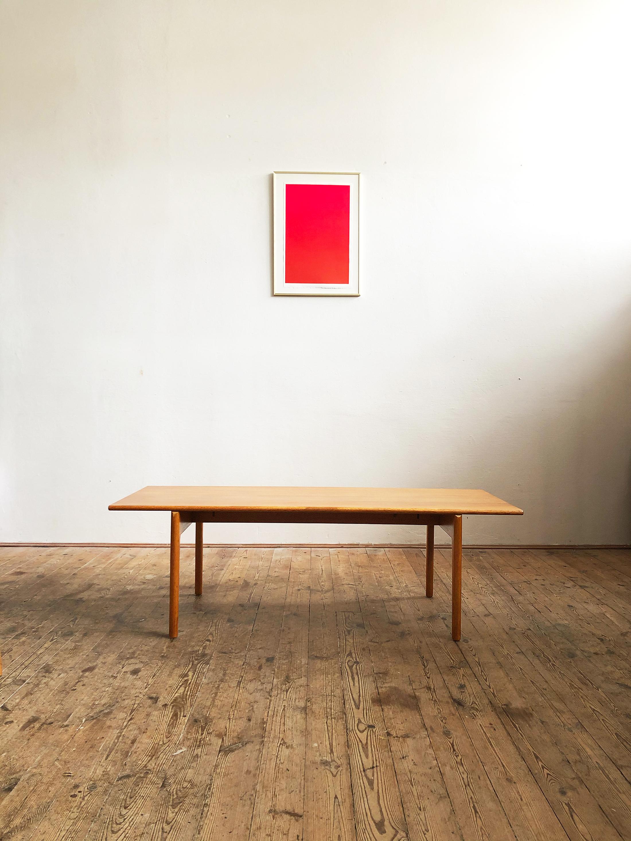 Abmessungen

Höhe: 48 cm

Breite: 150 cm 

Tiefe: 60 cm

Dieser minimalistische, aber elegante Couchtisch wurde in den 1950er Jahren von Hans Wegner entworfen und von Andreas Tuck in Dänemark hergestellt. Der Tisch besteht aus massivem Eichenholz