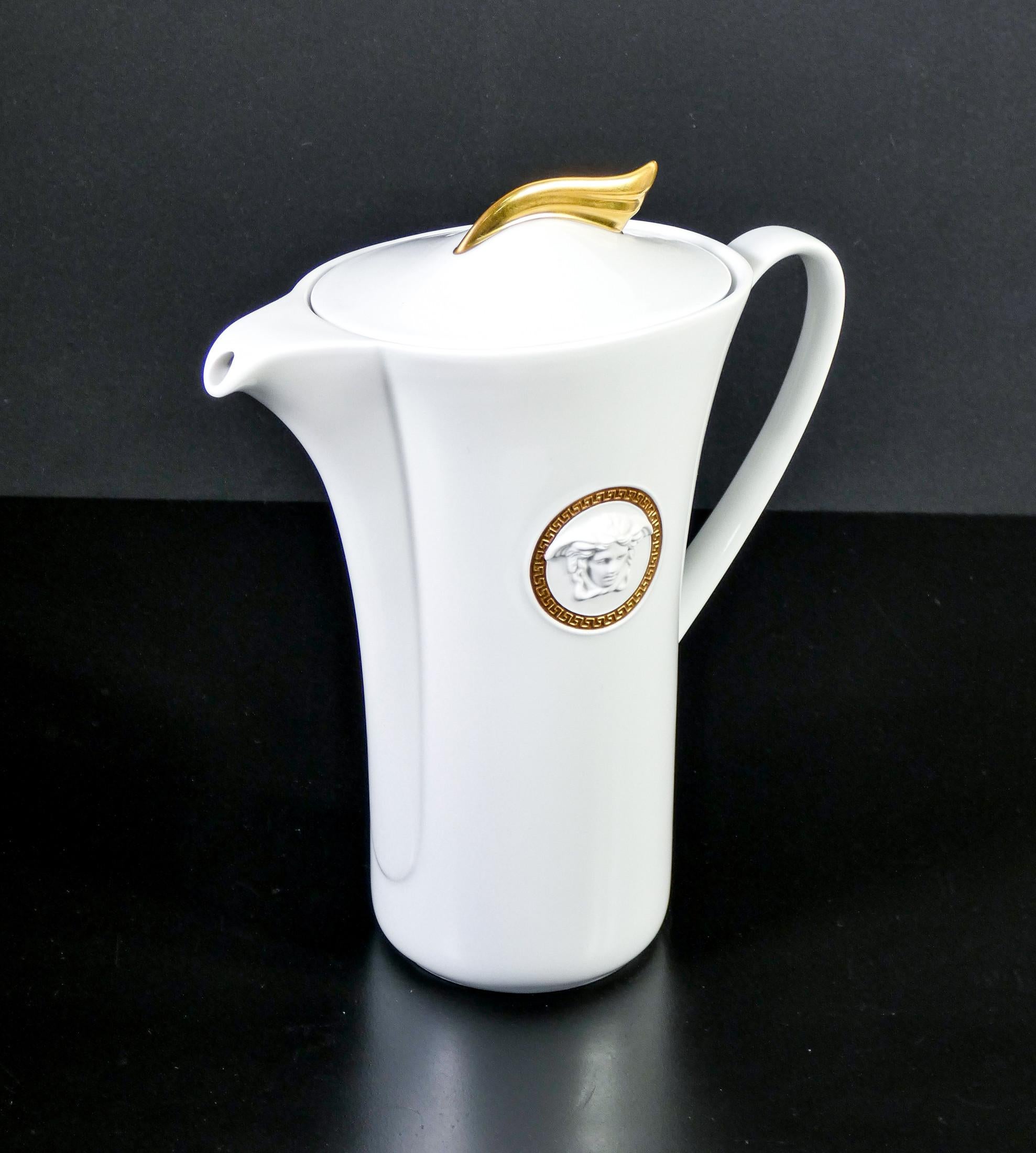 Versace coffee pot
Medaillon Meandre d'Or
Ikarus by Paul Wunderlich.
Rosenthal
Studio Linie

ORIGIN
Germany

DESIGNER
Paul Wunderlich

BRAND
Versace
Rosenthal

MODEL
Coffee pot from the series:
Medaillon Meandre