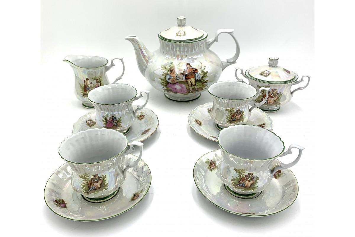 Porcelain coffee service for 4 people, signed Chodziez. Theme with a genre scene.

It consists of a jug, milk jug, sugar bowl, 4 cups and 4 saucers.

The saucers are from two different sets (2 saucers, other)

Very good condition, no damage.