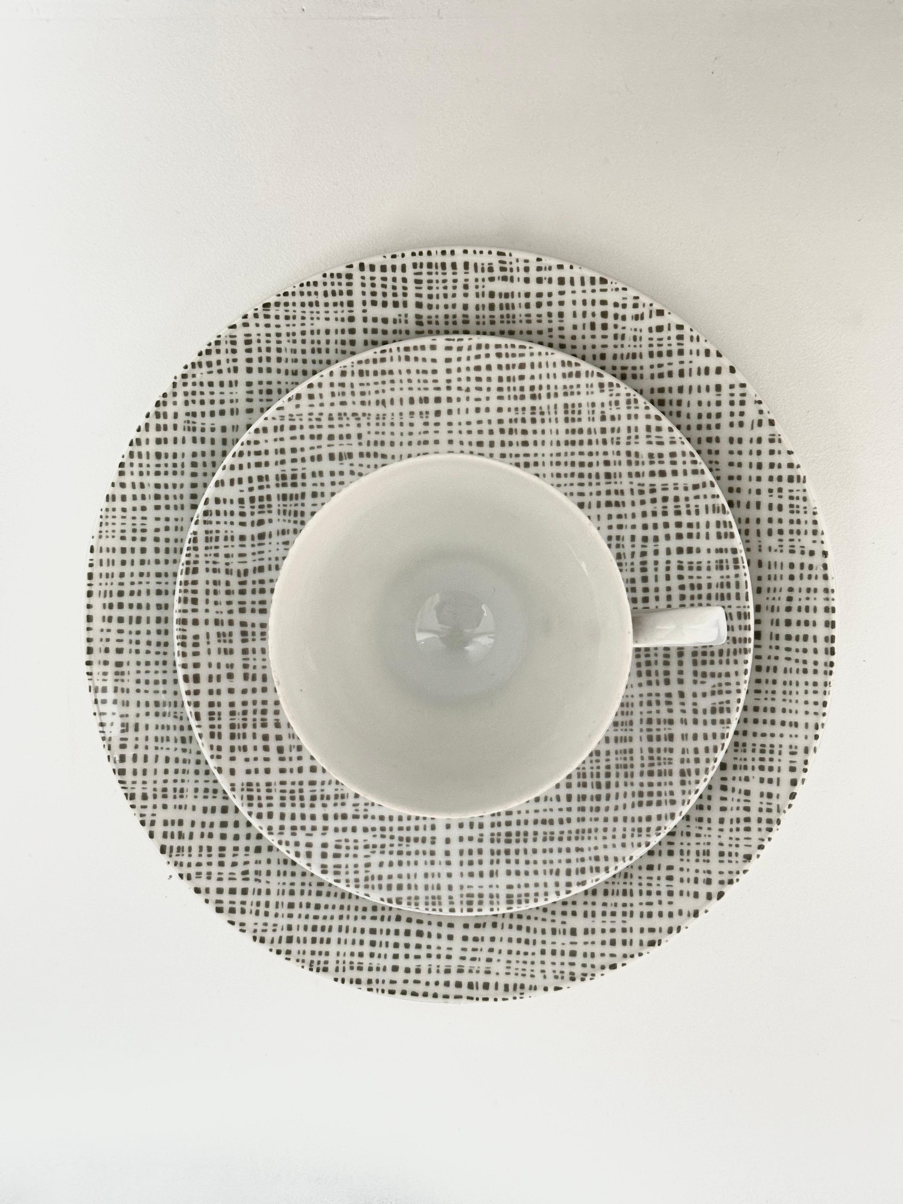 Timeless elegance both of shape and pattern for this modernist line created in 1954 by Raymond Loewy and Richard Latham for the prestigious German manufacture.
The particularly modern pattern of this service, known as Seidenbast, evokes the weave of