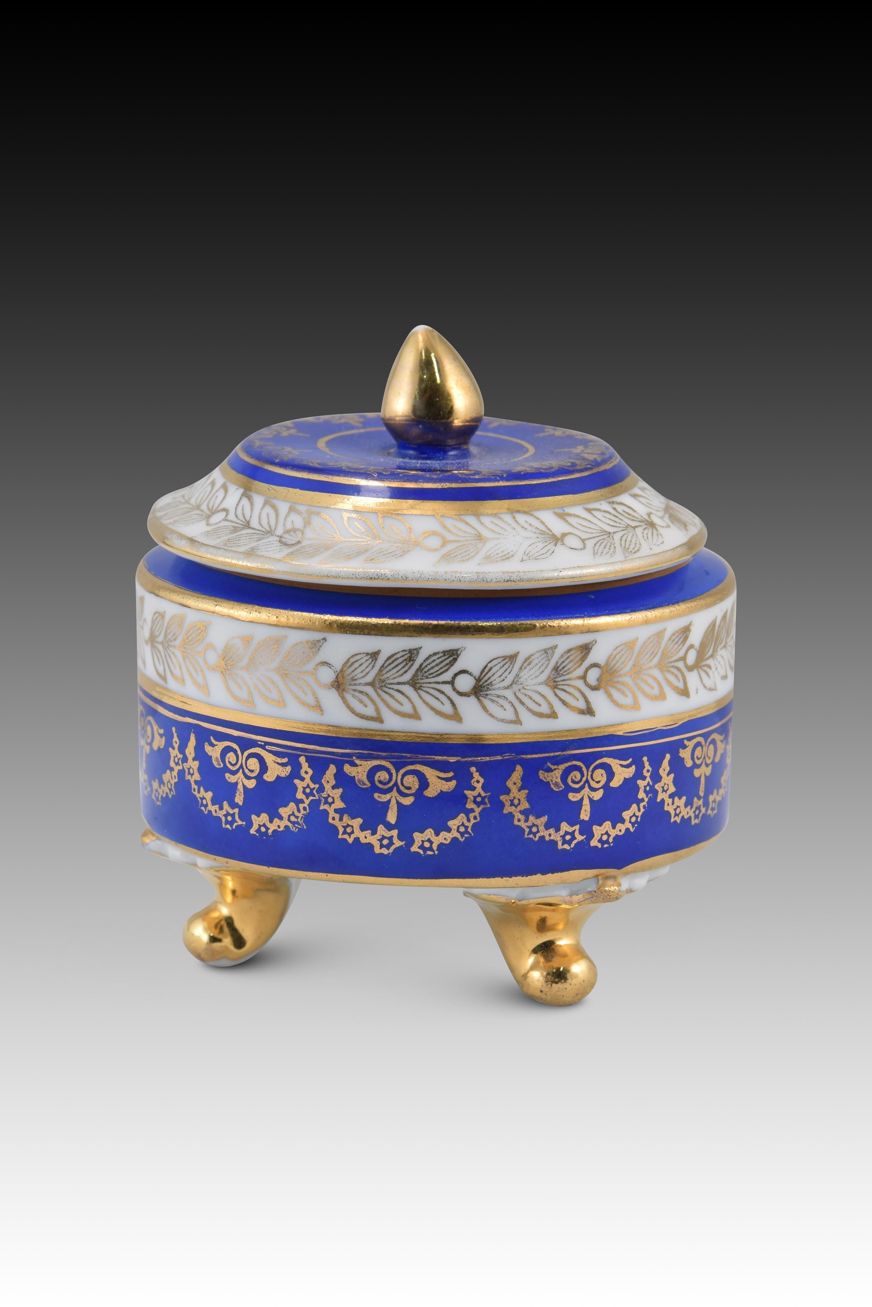 Coffee set. Glazed porcelain. Royal Vienna, Austria, early 20th century.  For Sale 1