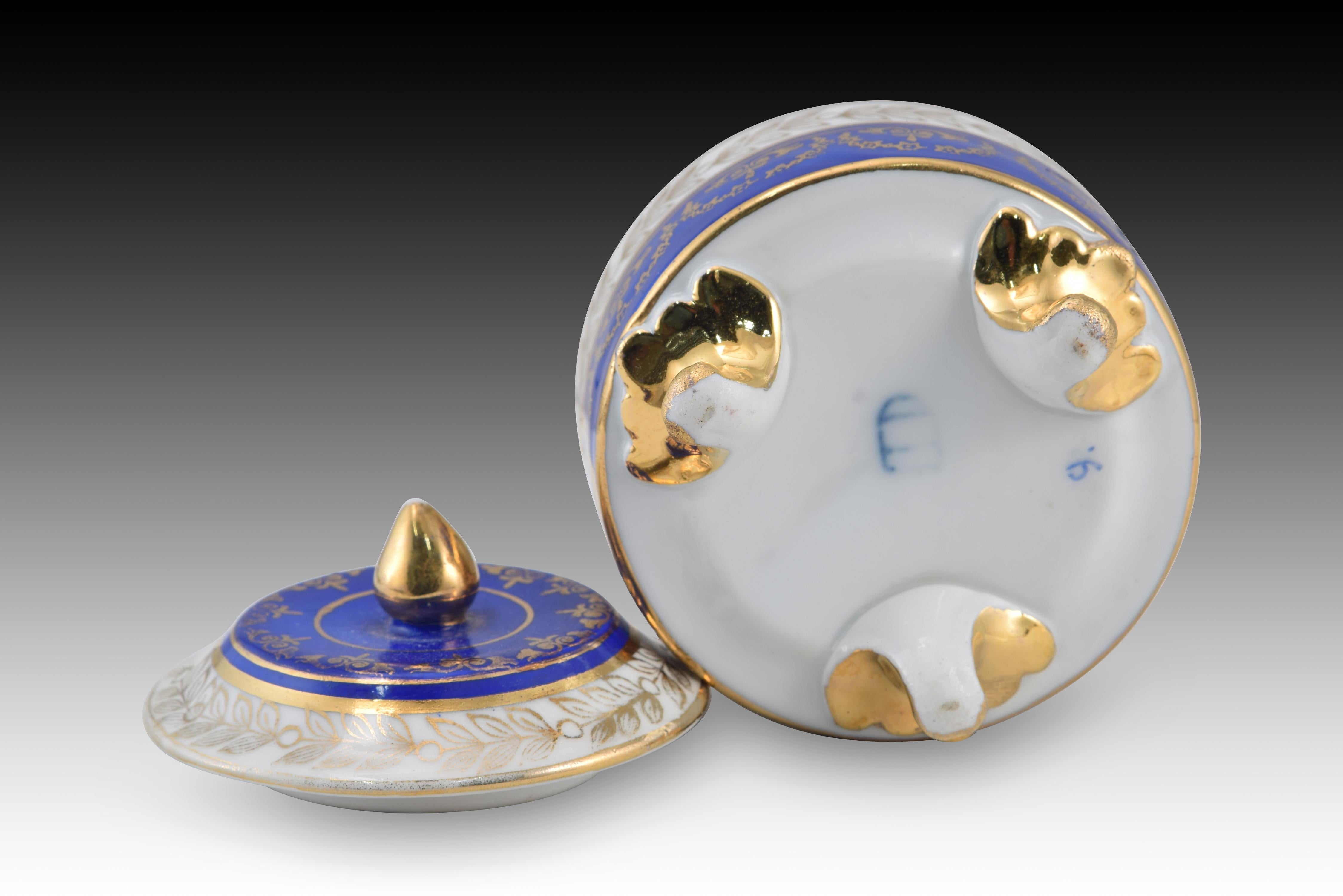 Coffee set. Glazed porcelain. Royal Vienna, Austria, early 20th century.  For Sale 2