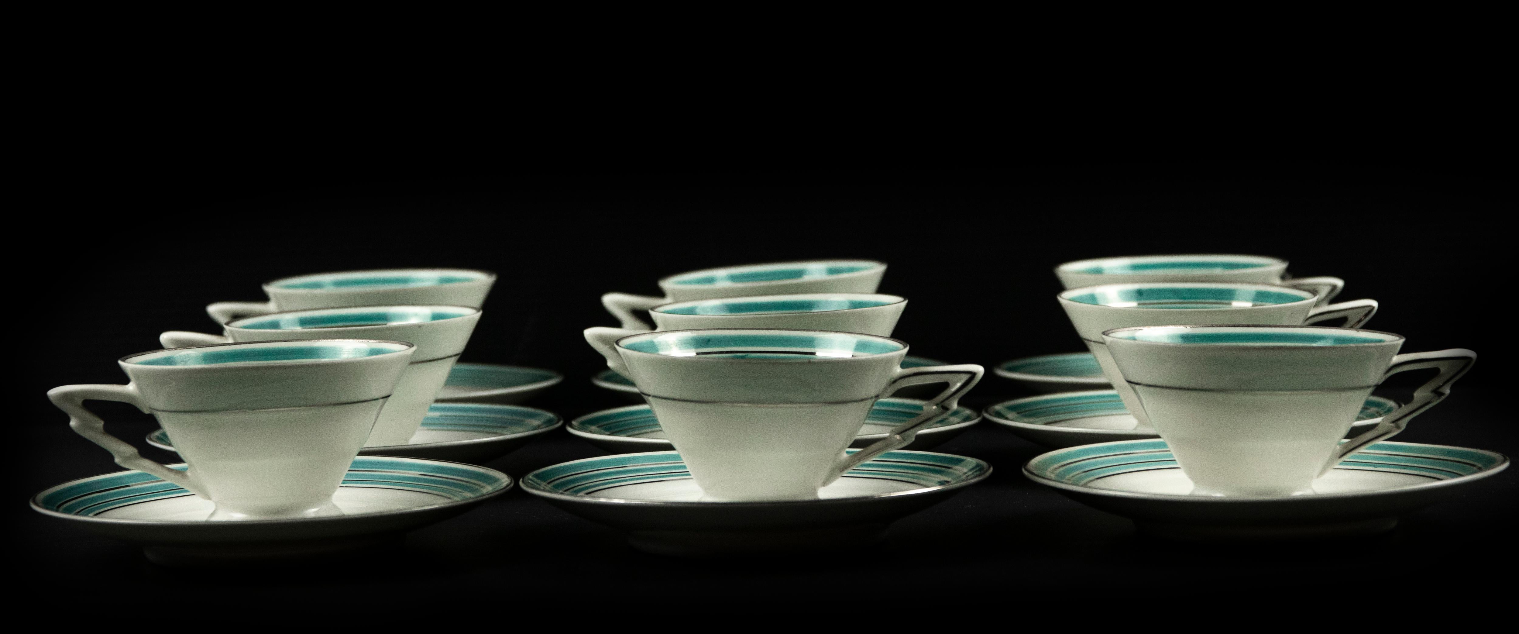 Le service à café est un objet décoratif réalisé au milieu du 20ème siècle.

Service en porcelaine composé de 9 tasses et 9 assiettes finement décorées.