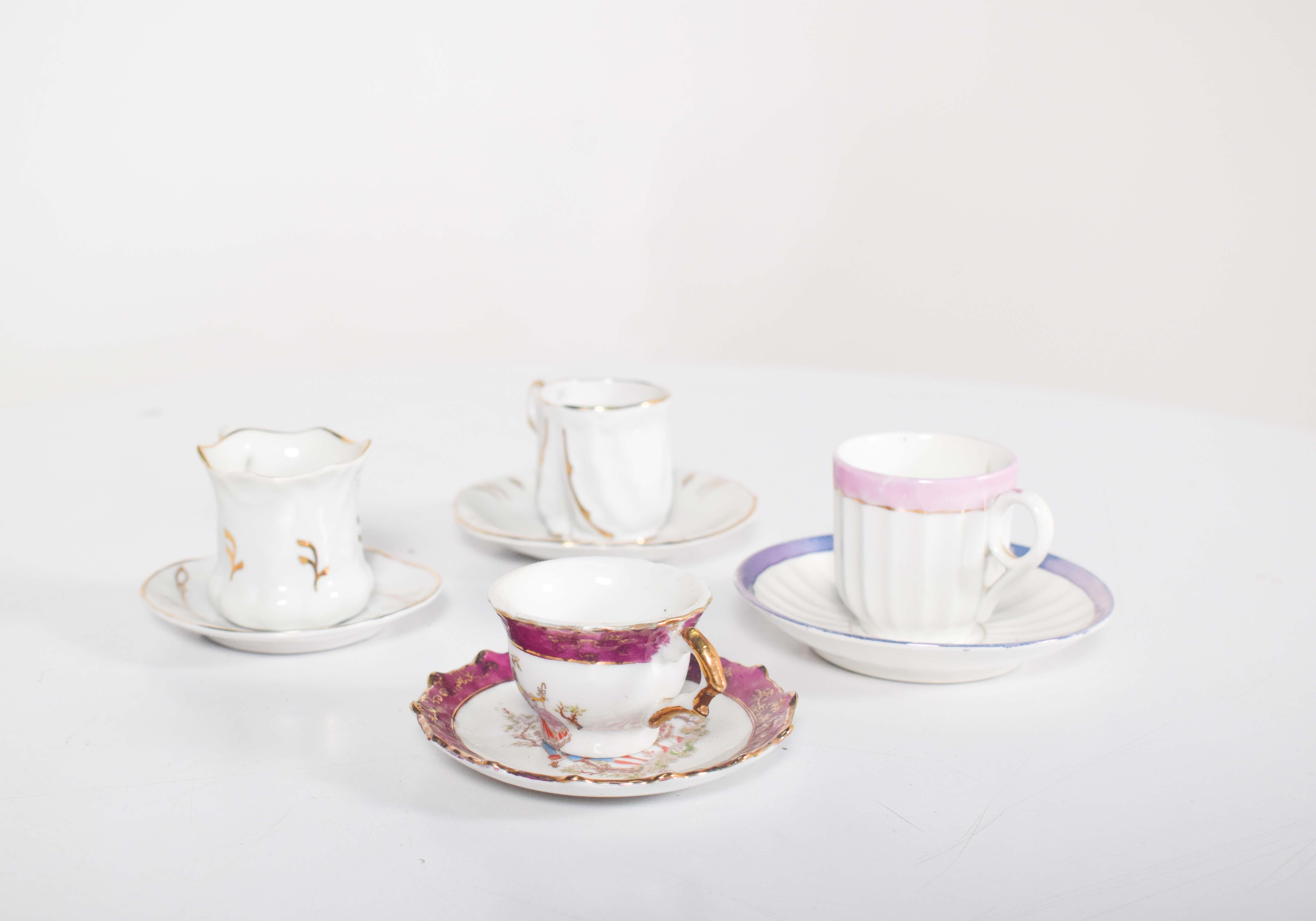 Coffee Set of Four Different Cups and Saucers In Fair Condition For Sale In Lisboa, Lisboa