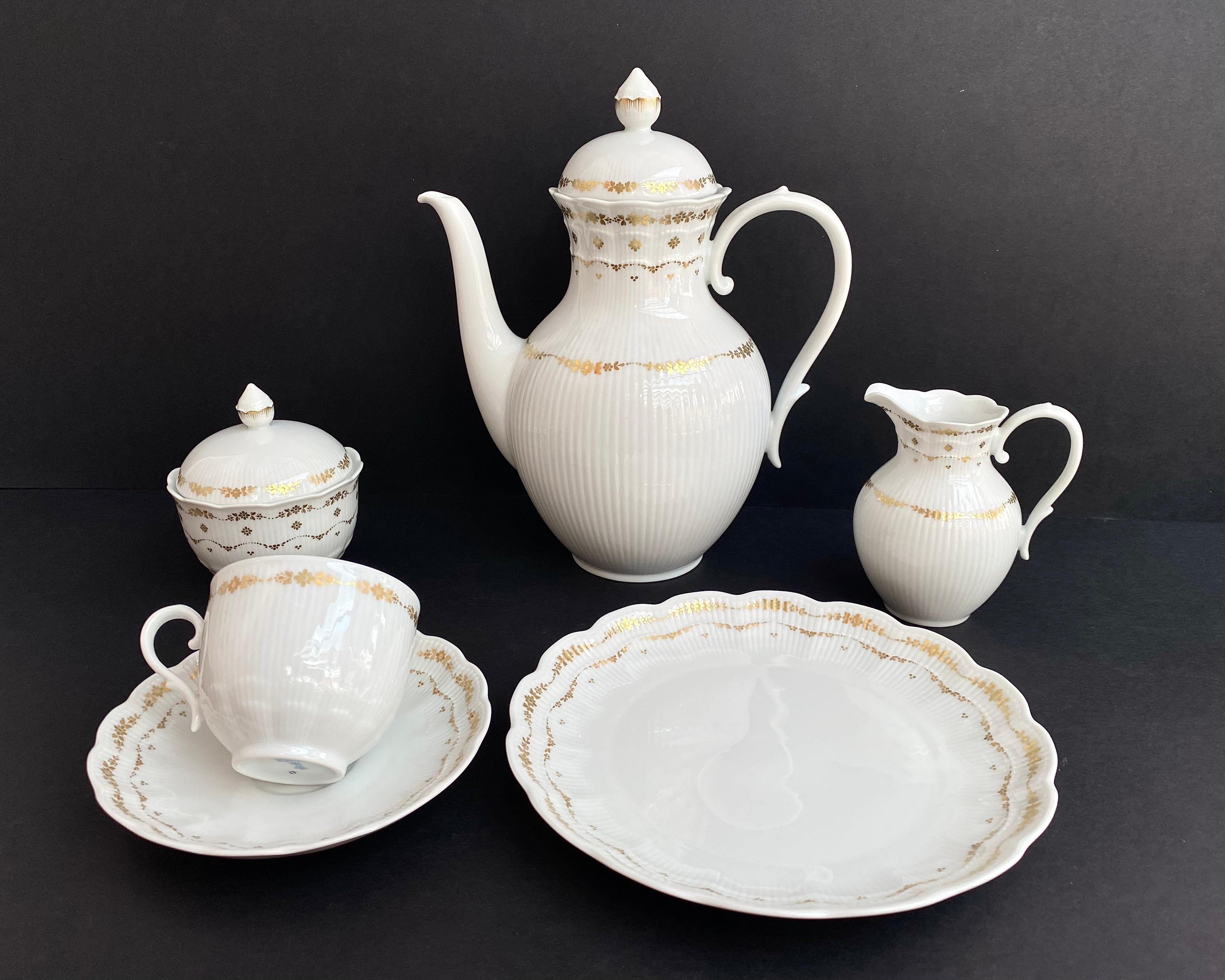 Late 20th Century Coffee Set Vintage Bone China Kaiser For 12 Person Germany For Sale