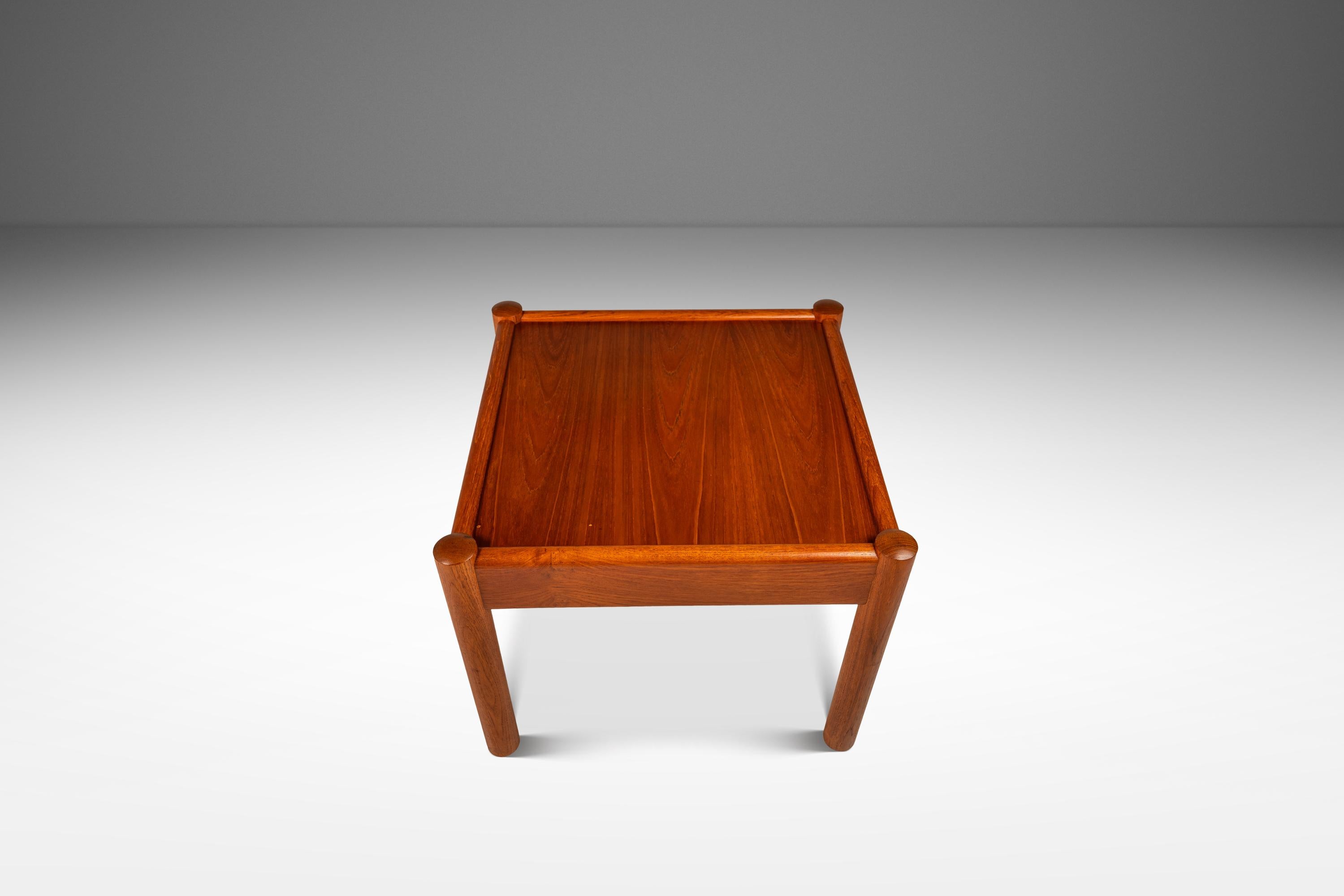  Voici une table basse de fabrication danoise qui peut facilement être utilisée comme table d'appoint, d'appoint ou d'angle. Fabriquée au milieu des années 1970 par le célèbre Domino Møbler, cette splendide pièce est fabriquée à partir de plaques