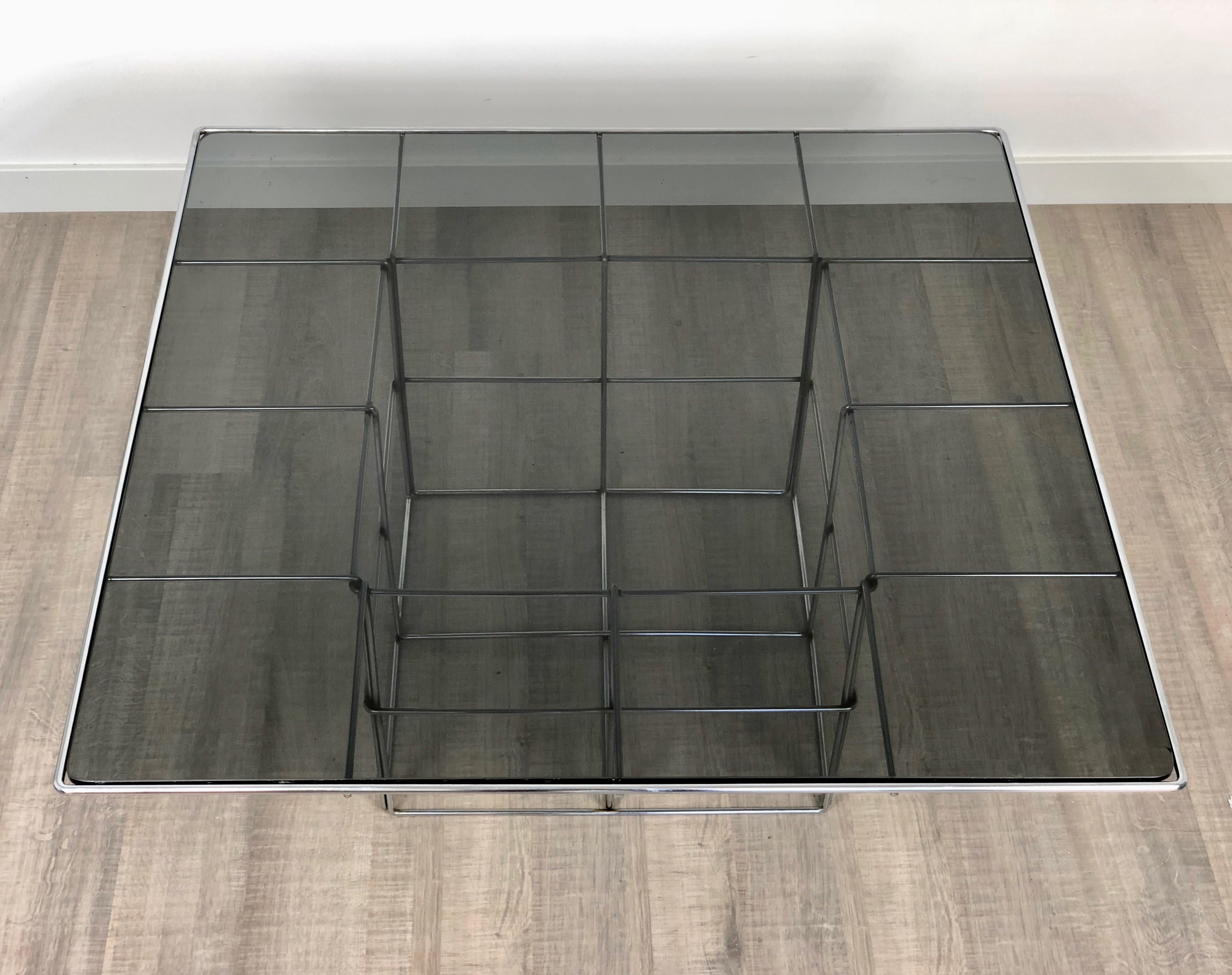 Mid-Century Modern Table basse effet cage en métal et verre fumé, style Verner Panton en vente