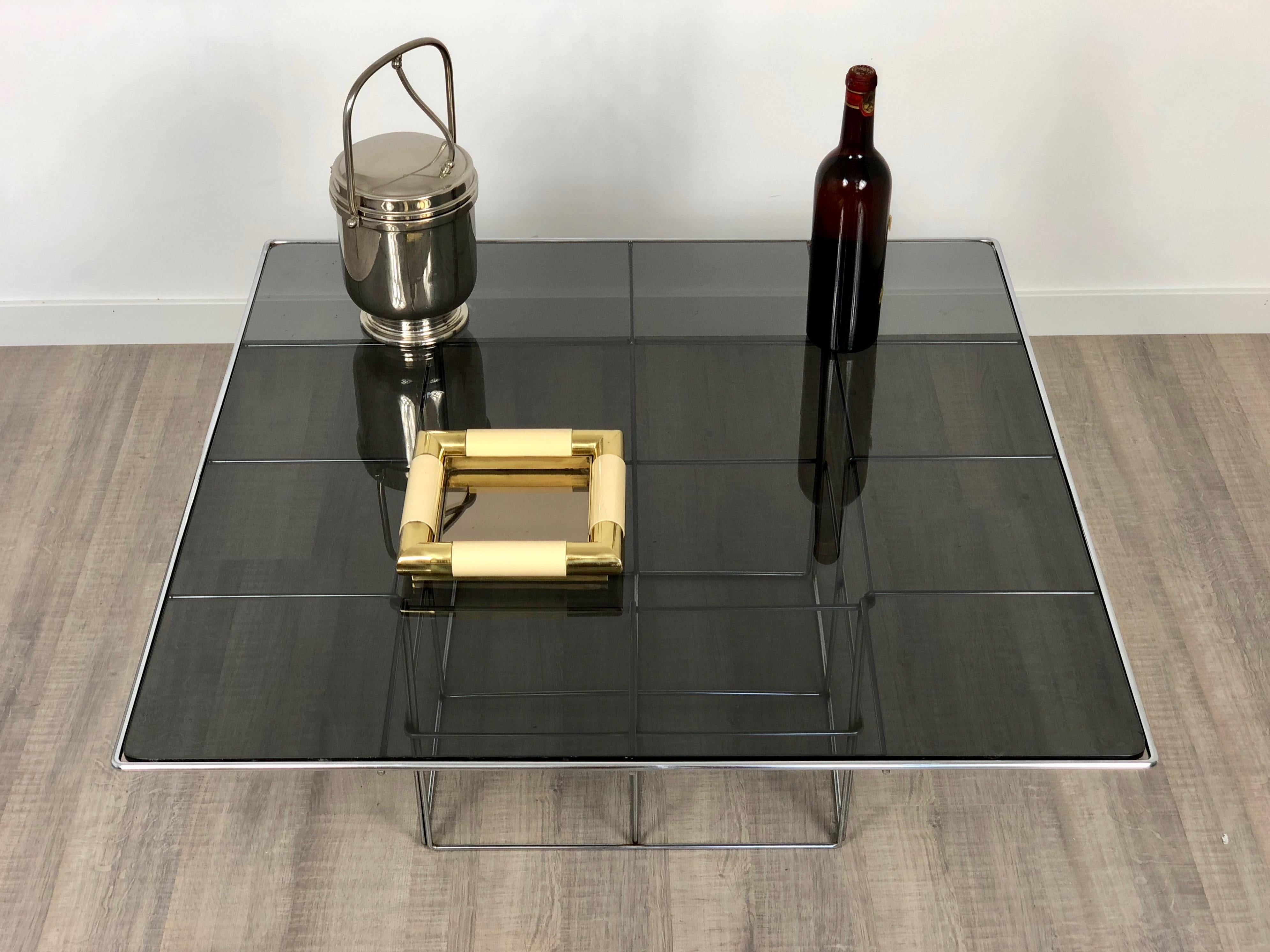 Danois Table basse effet cage en métal et verre fumé, style Verner Panton en vente