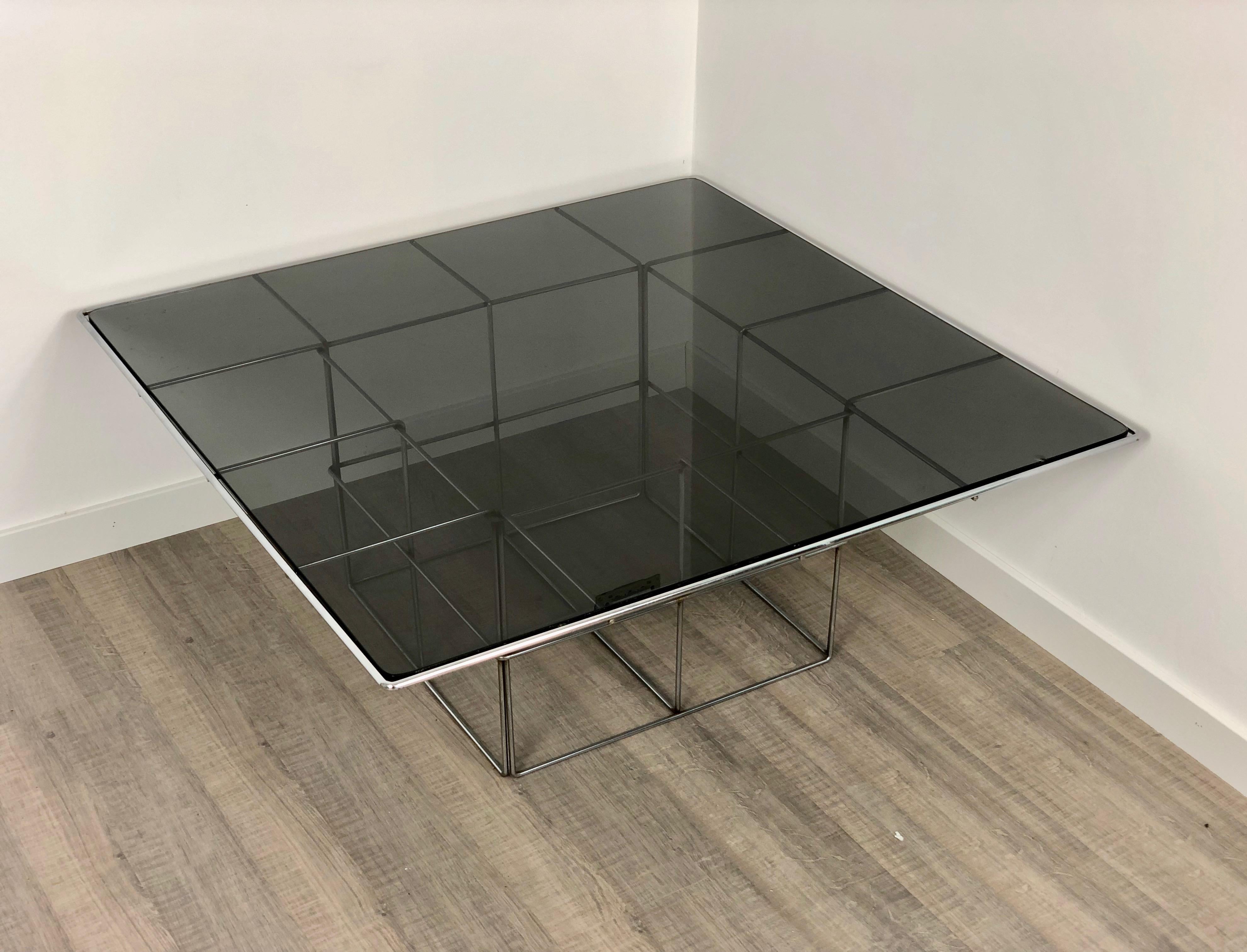 Coffee Side Table Cage Effect in Metal and Smoked Glass, Verner Panton Style In Good Condition For Sale In Rome, IT