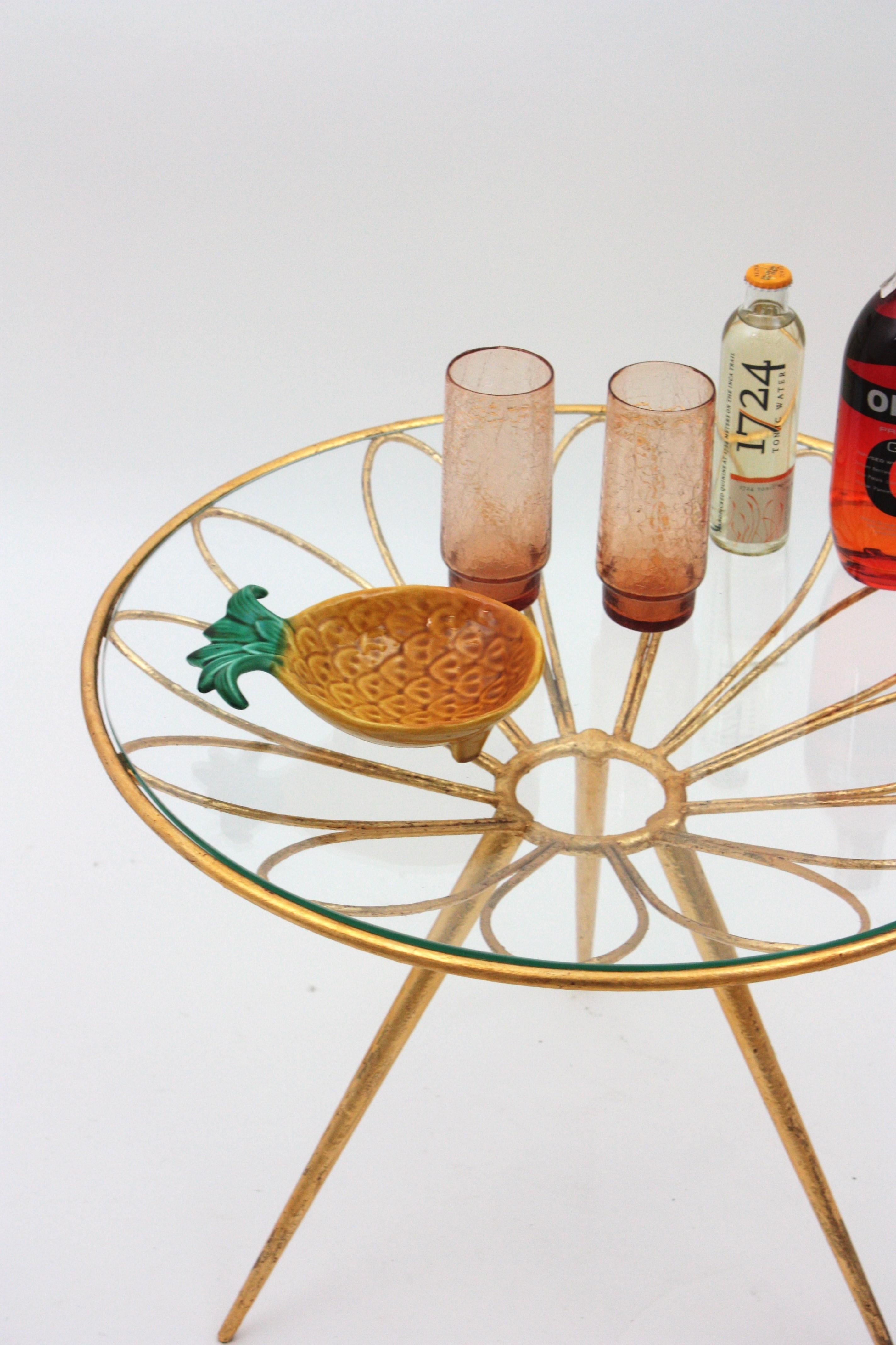 Table d'appoint en fer doré à motif de fleurs de marguerite, France, années 1950 en vente 4