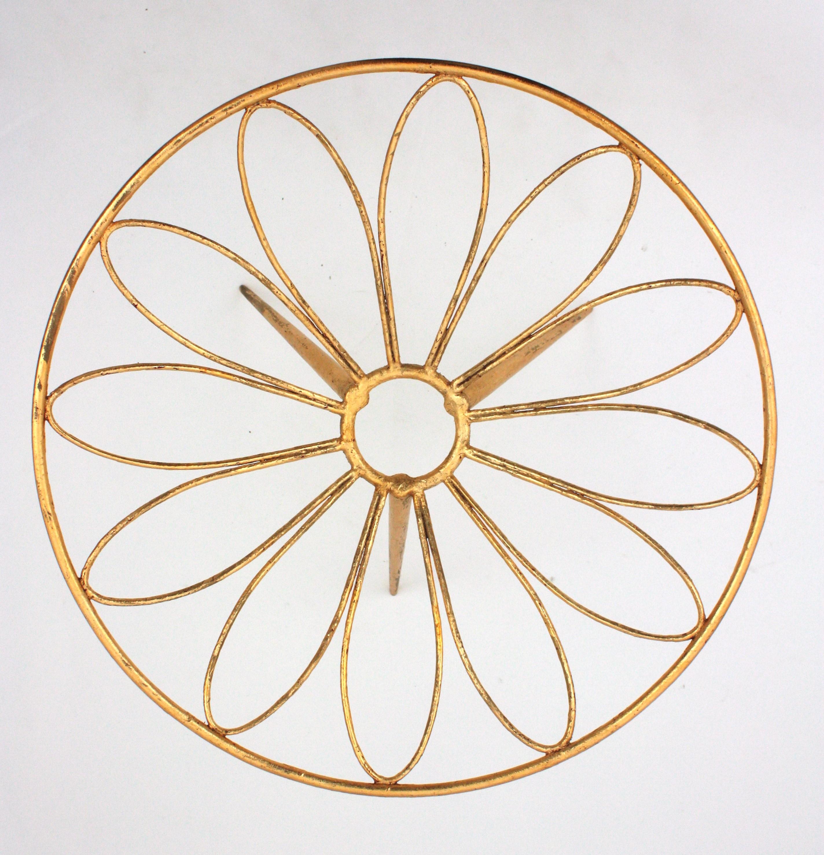 Table d'appoint en fer doré à motif de fleurs de marguerite, France, années 1950 en vente 5