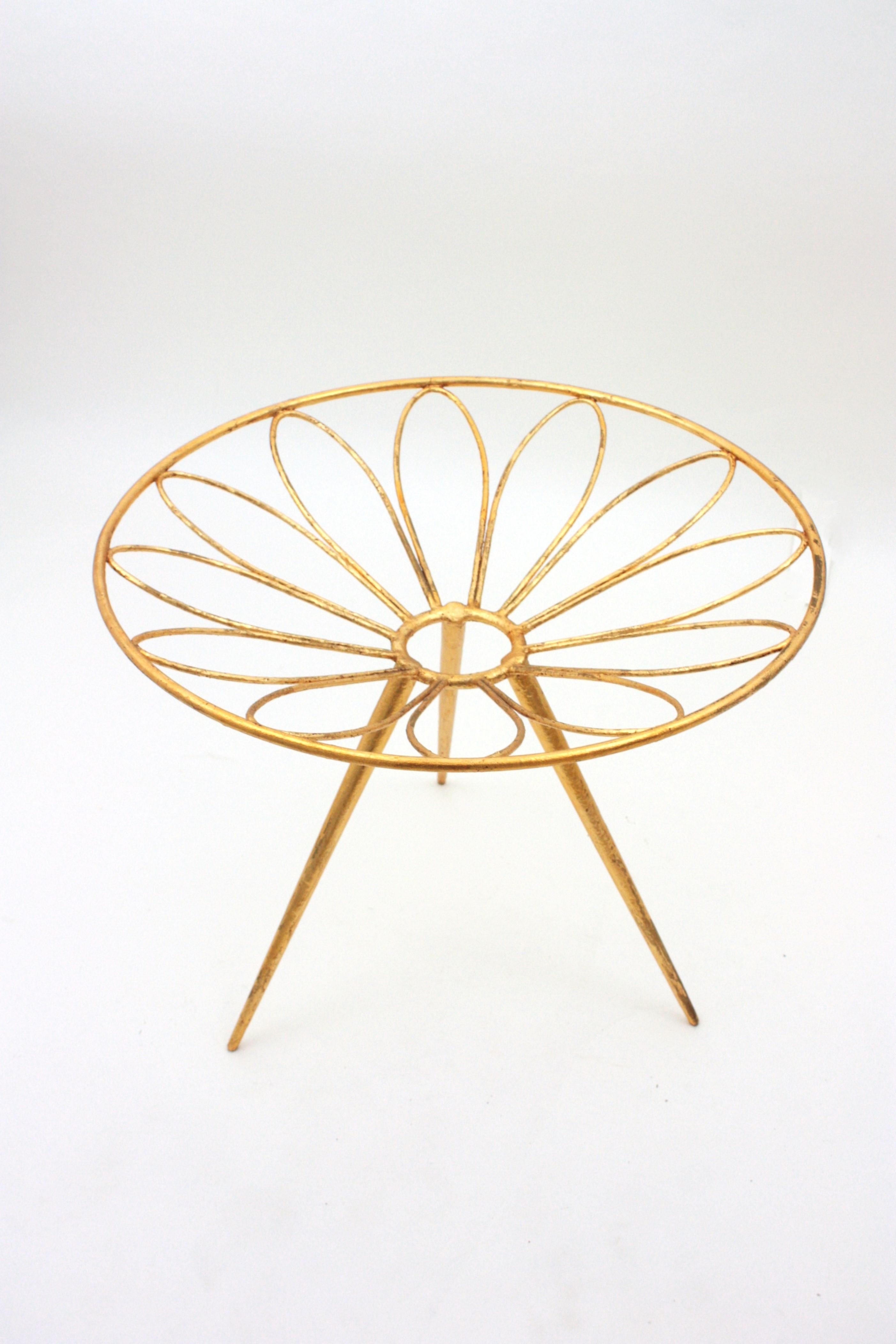 Table d'appoint en fer doré à motif de fleurs de marguerite, France, années 1950 en vente 6