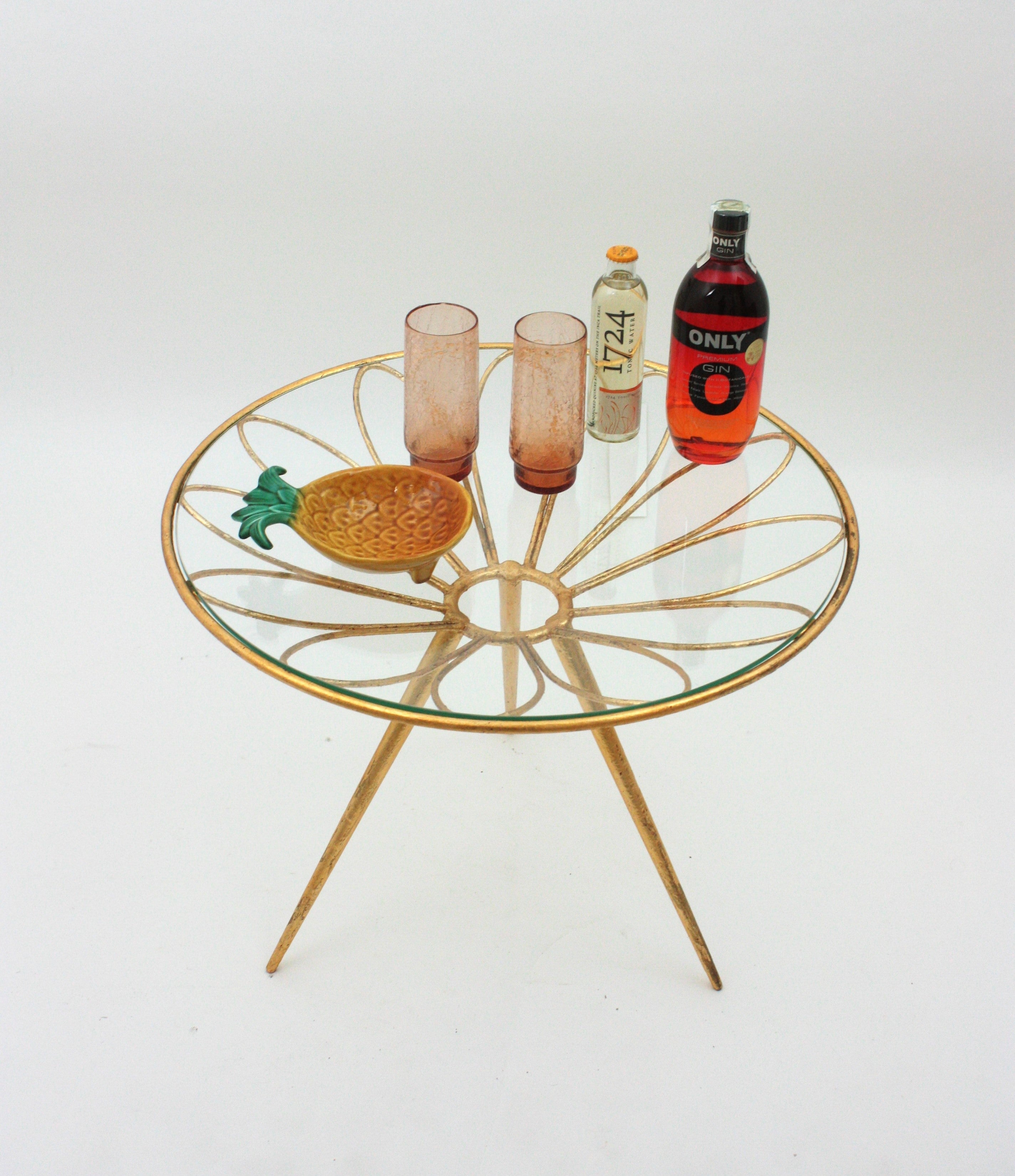 Mid-Century Modern Table d'appoint en fer doré à motif de fleurs de marguerite, France, années 1950 en vente