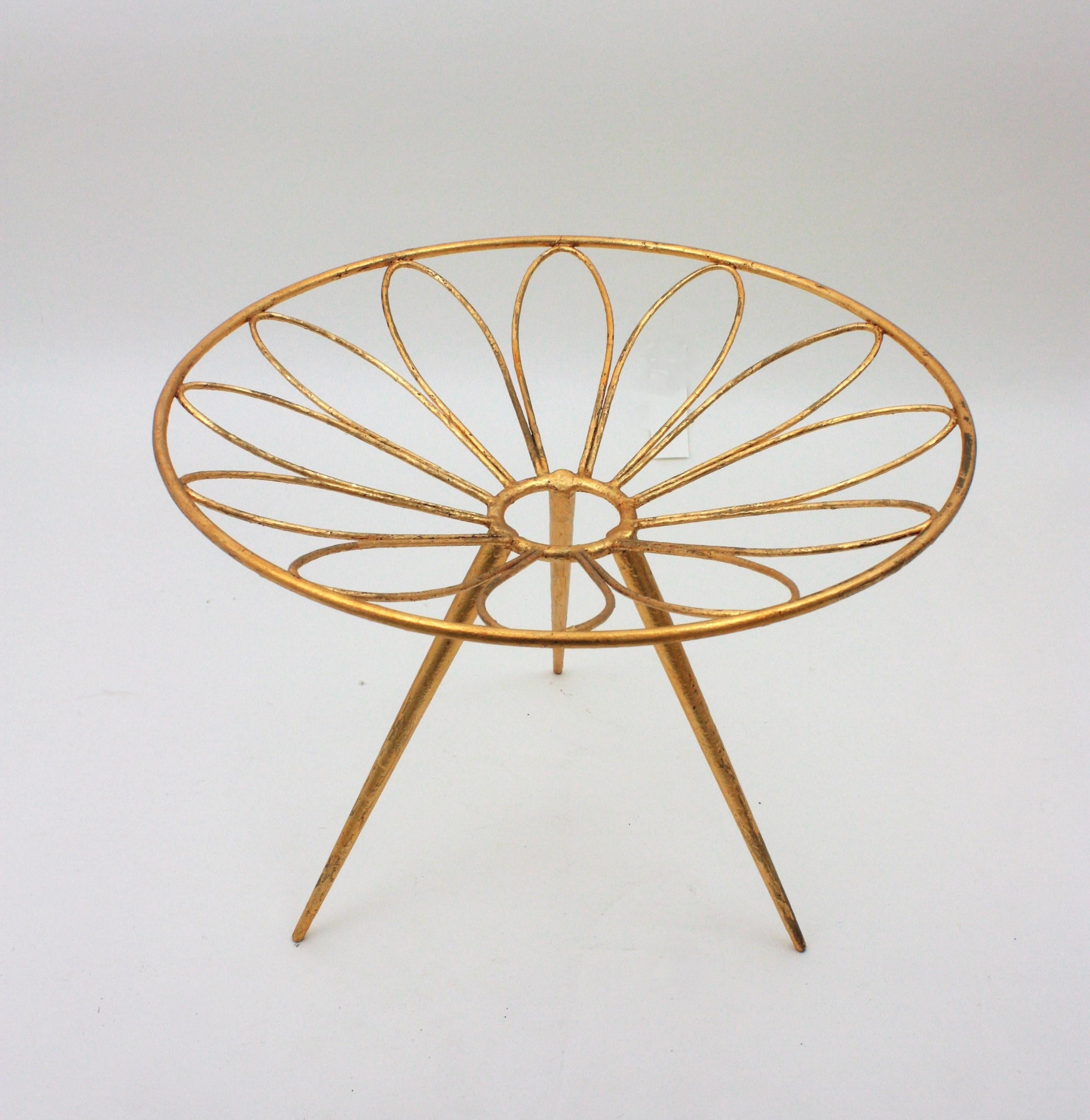 Français Table d'appoint en fer doré à motif de fleurs de marguerite, France, années 1950 en vente