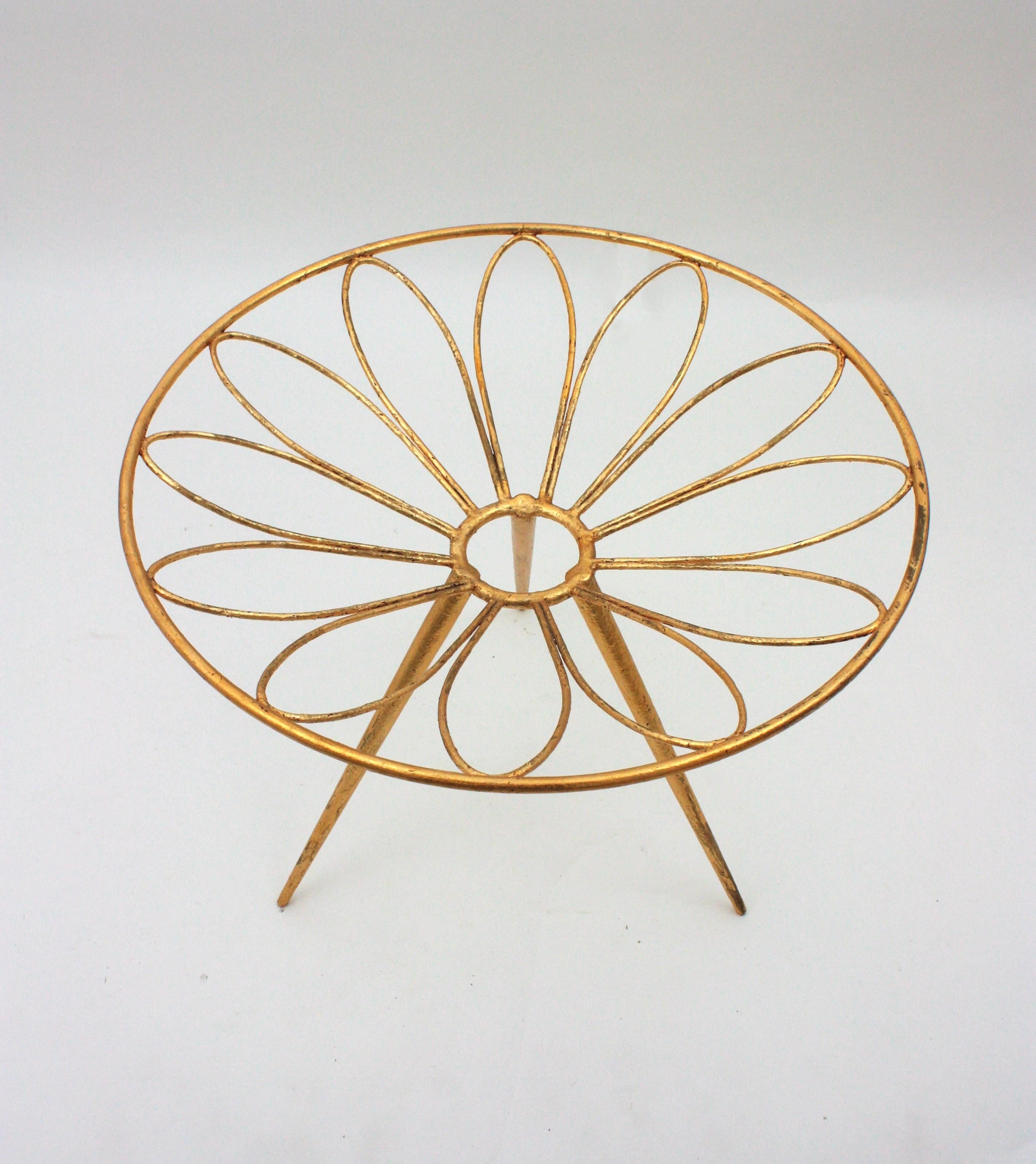 Doré Table d'appoint en fer doré à motif de fleurs de marguerite, France, années 1950 en vente