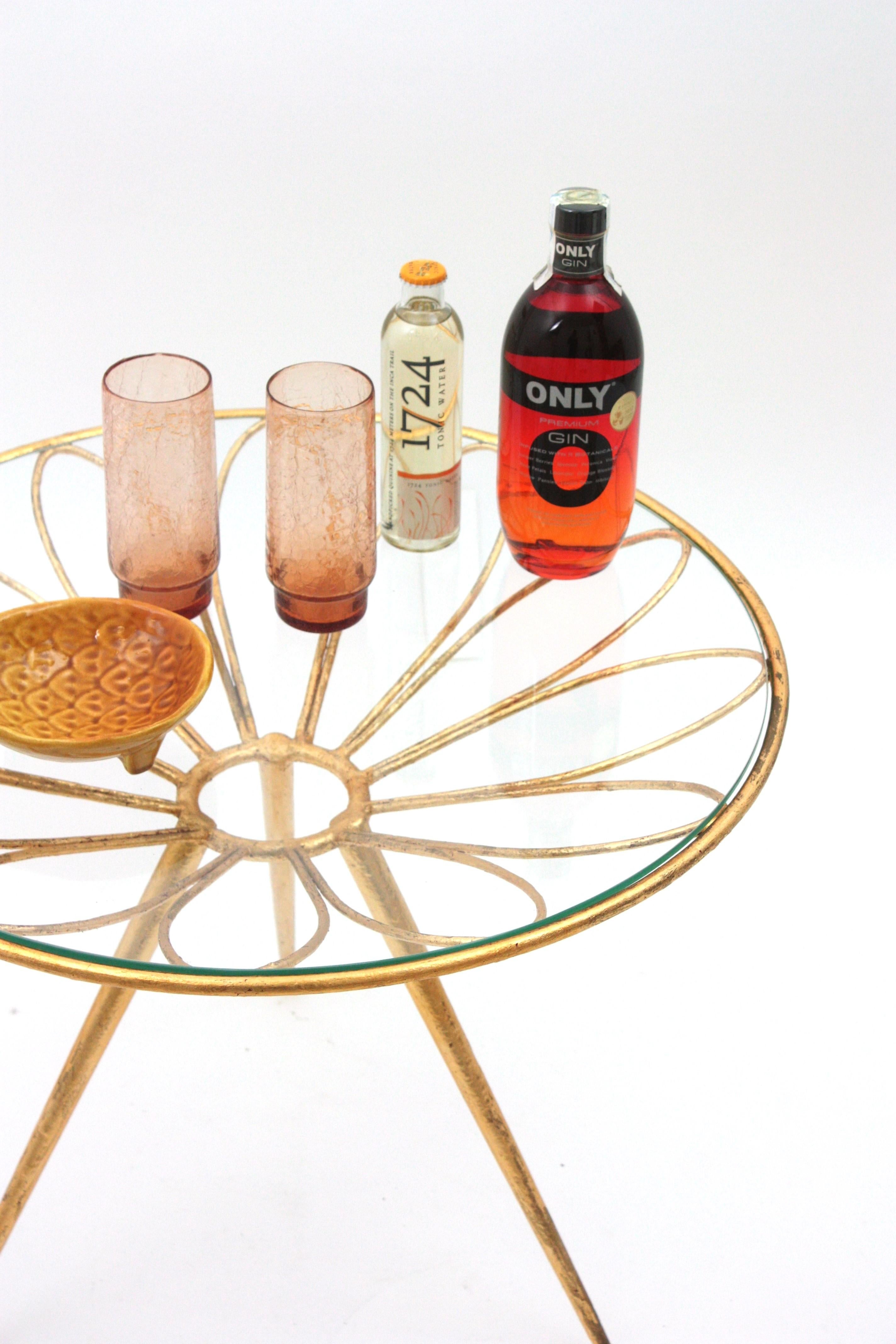 20ième siècle Table d'appoint en fer doré à motif de fleurs de marguerite, France, années 1950 en vente
