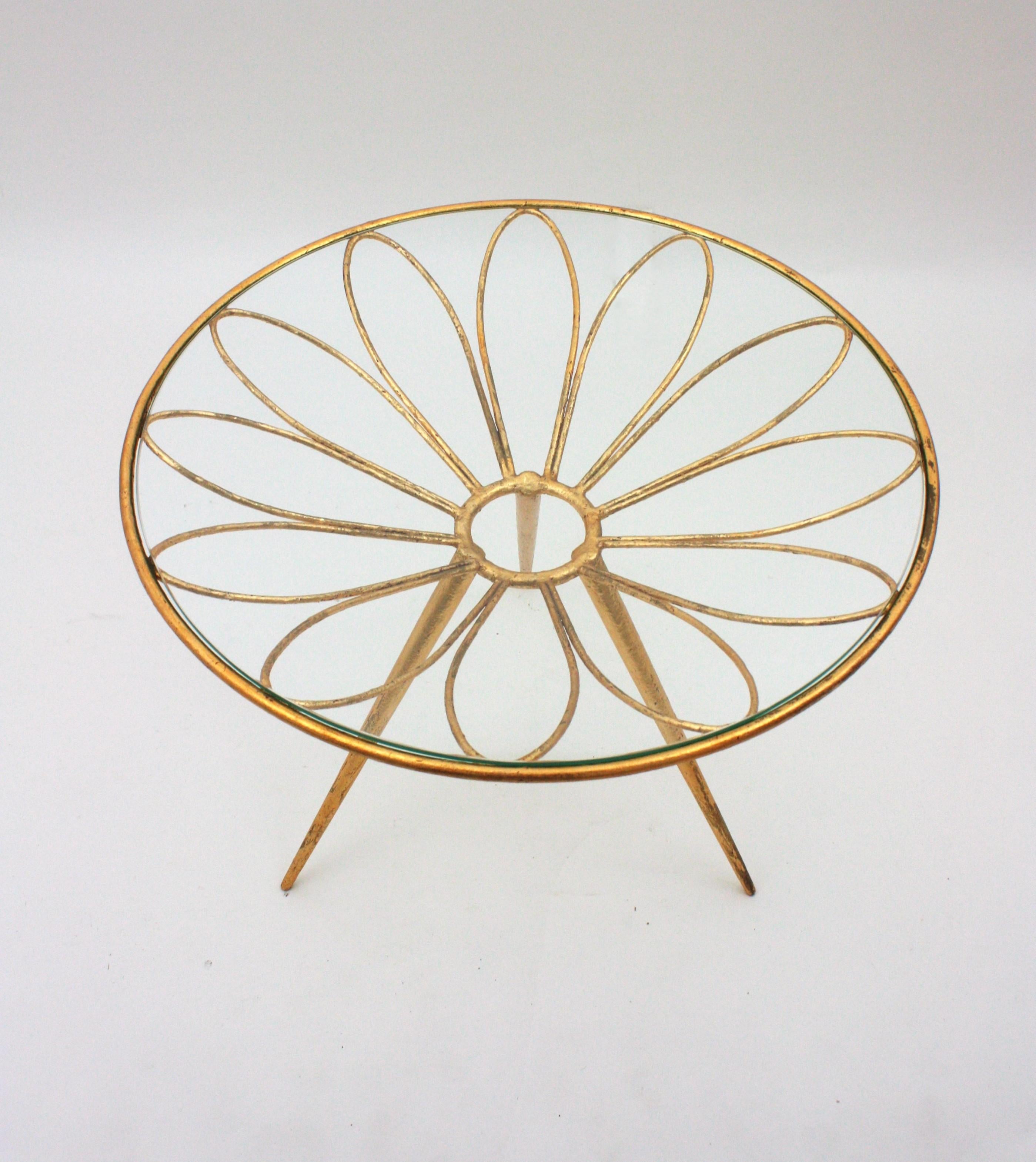 Verre Table d'appoint en fer doré à motif de fleurs de marguerite, France, années 1950 en vente