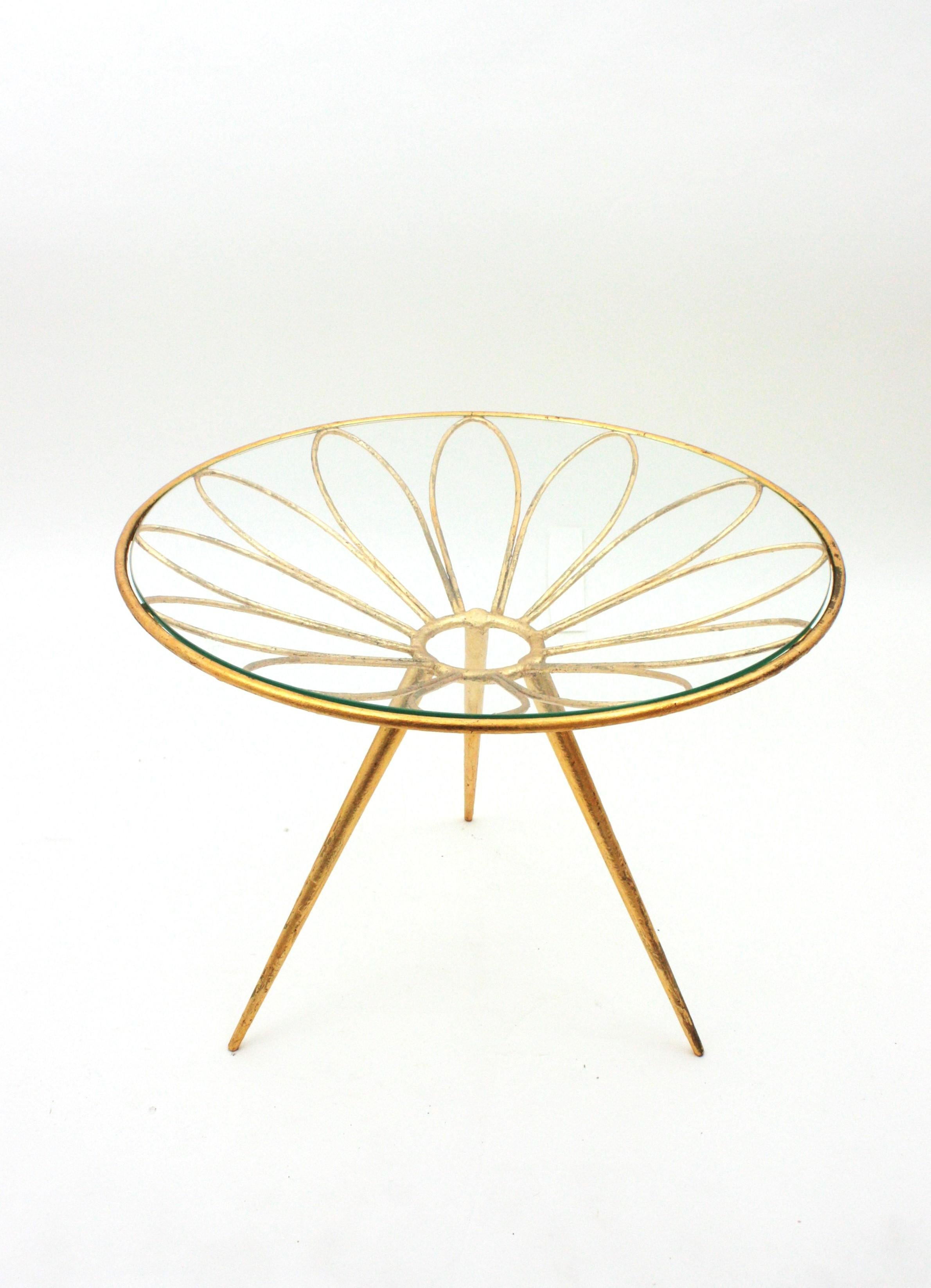 Table d'appoint en fer doré à motif de fleurs de marguerite, France, années 1950 en vente 1