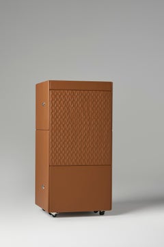 Mobile per postazione caffè con finiture personalizzate in pelle e laccate