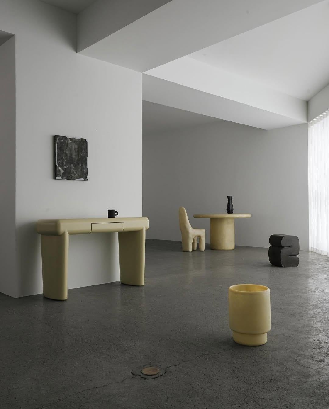 Sgabello in fibra di vetro nero dal design contemporaneo con forma di lettera S, unico nel suo genere, di kar in vendita 3