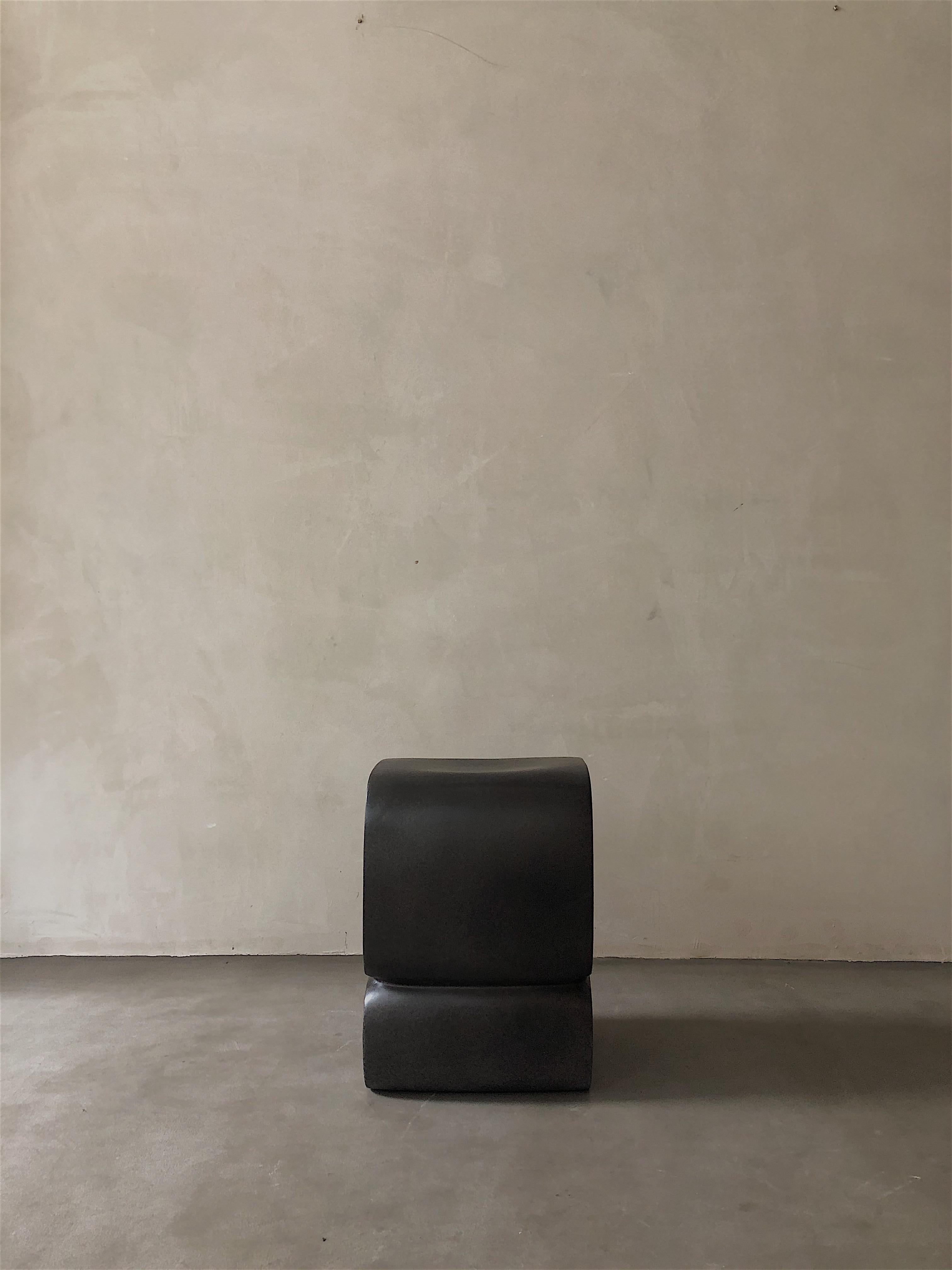 Moderno Sgabello in fibra di vetro nero dal design contemporaneo con forma di lettera S, unico nel suo genere, di kar in vendita