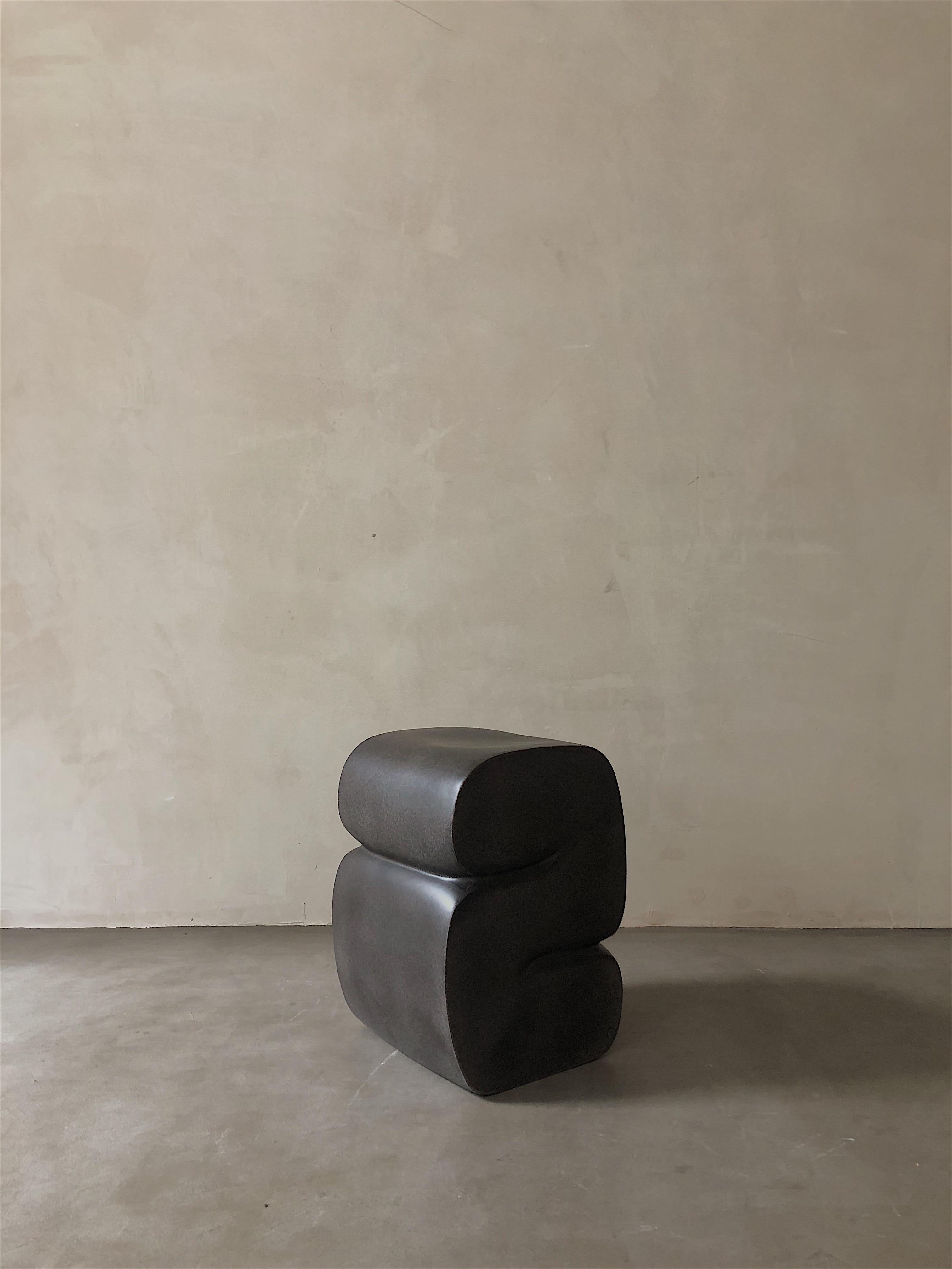 Sgabello in fibra di vetro nero dal design contemporaneo con forma di lettera S, unico nel suo genere, di kar In condizioni Nuovo in vendita a Geneve, CH