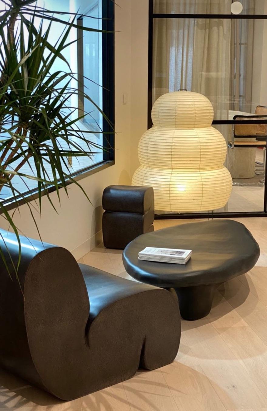 Vetroresina Sgabello in fibra di vetro nero dal design contemporaneo con forma di lettera S, unico nel suo genere, di kar in vendita
