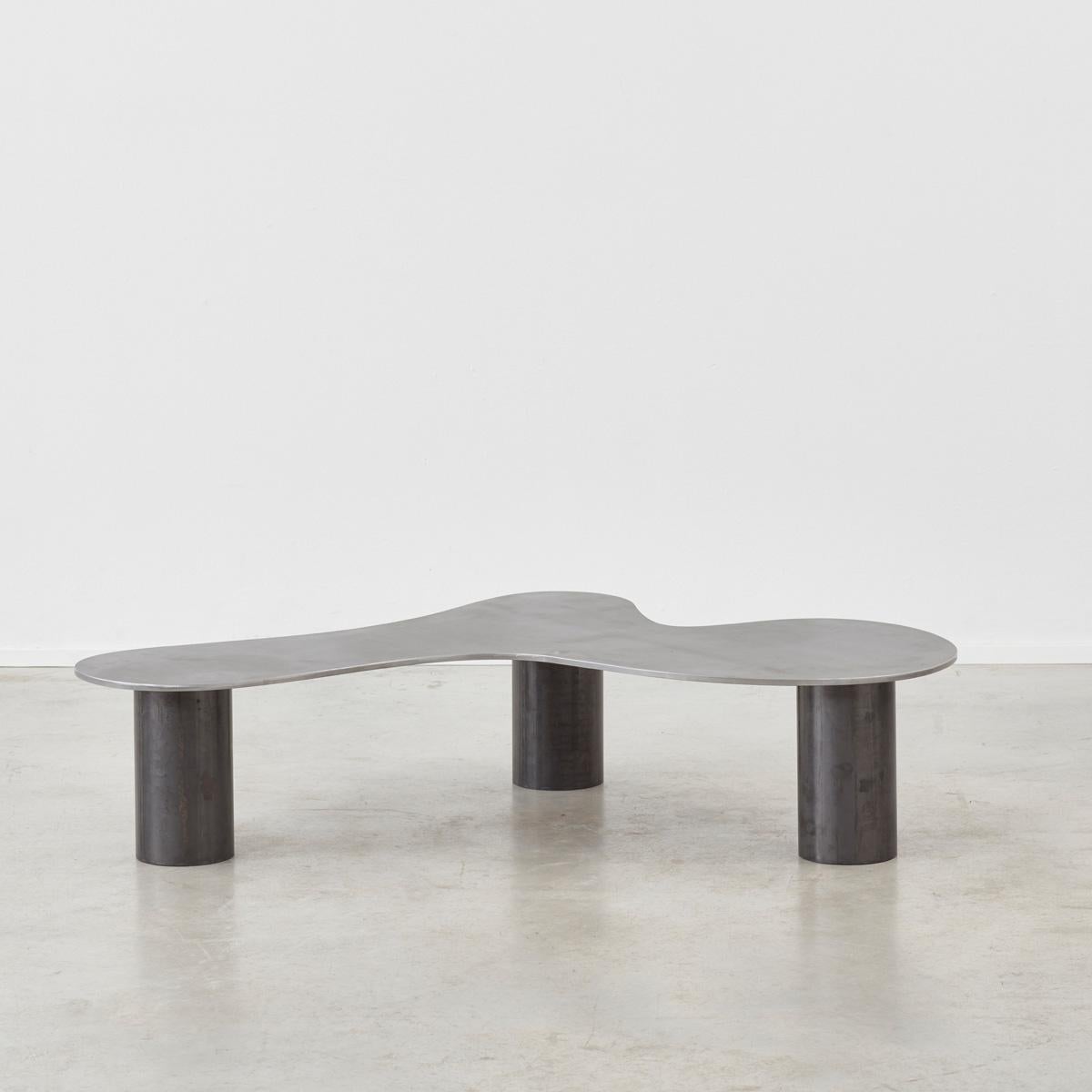 La table basse 001 est un design réalisé sur commande par Archive for Space, un cabinet de design multidisciplinaire fondé à Londres en 2019. La table basse 001 a été conçue pour célébrer l'acier brut en explorant la nature cyclique du matériau.