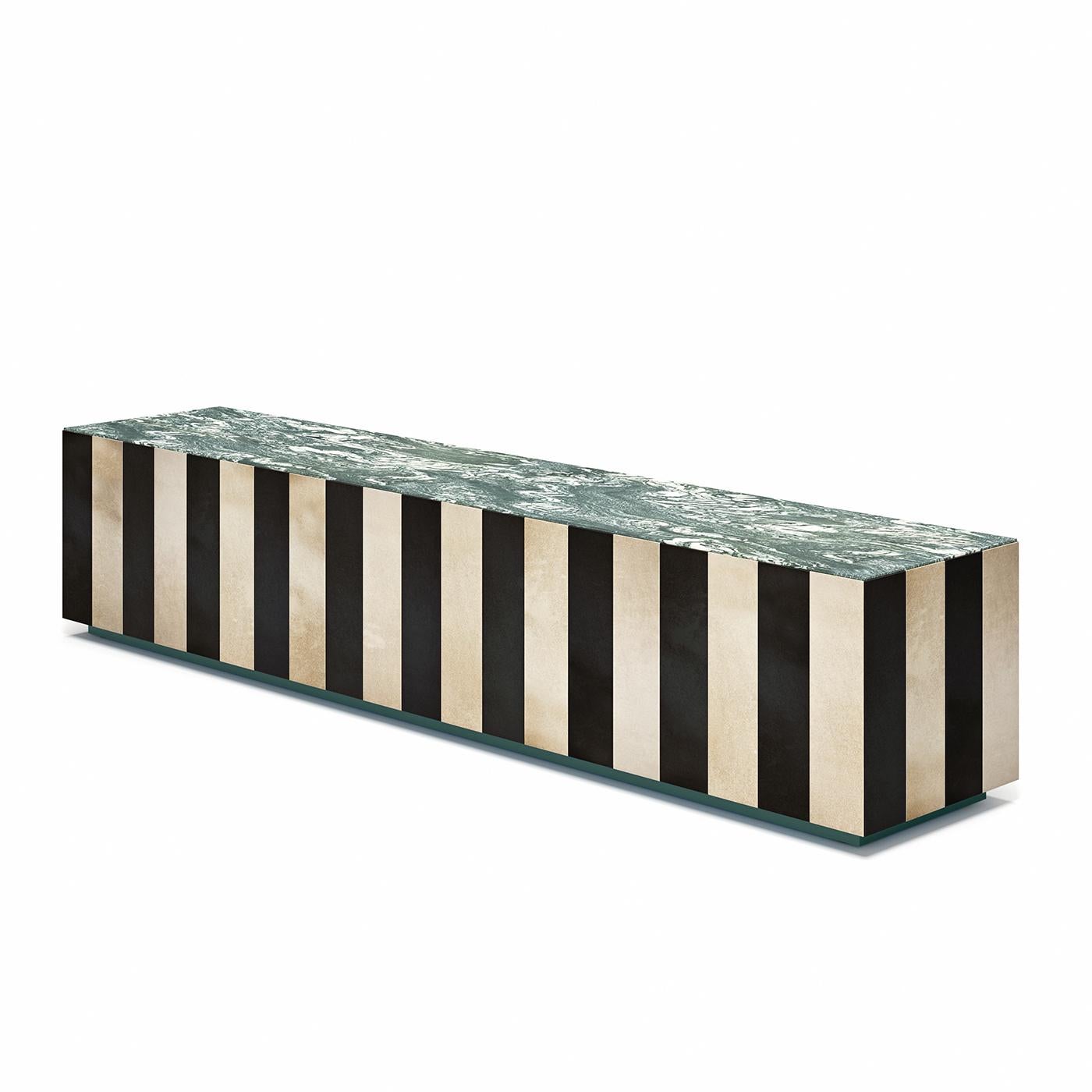 This superb coffee table merging sophisticated materials will take center stage in any decor with its captivating aesthetic. The design comprises an exclusive top in Cipollino marble topping the inner wooden frame, which sits on a base lacquered in