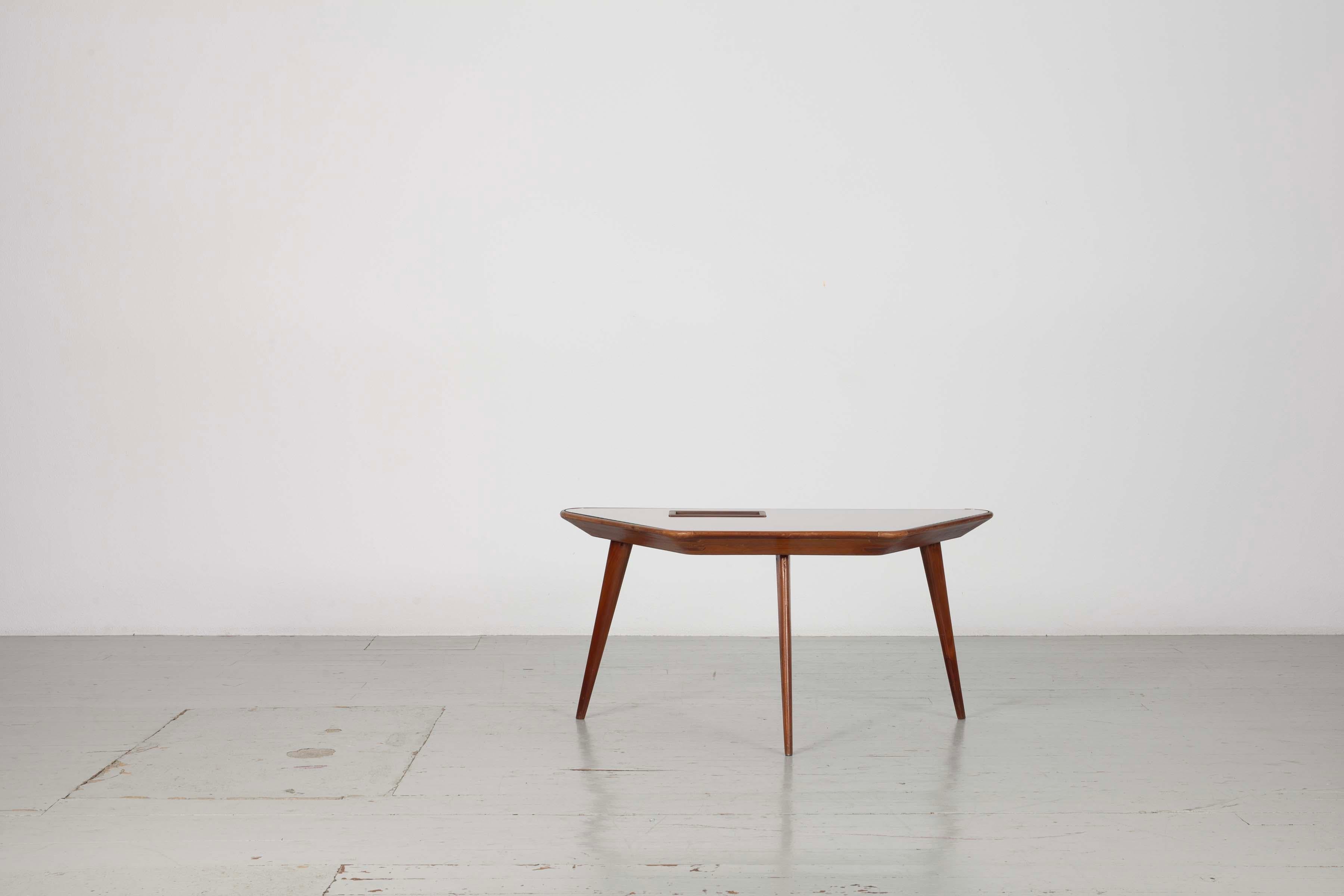 Elegante tavolino Mahagoni degli anni '50, attribuito a Gio Ponti. Il piano del tavolo presenta una superficie in vetro con una ciotola in rame incastonata.

Non esitare a chiedere altre foto.
