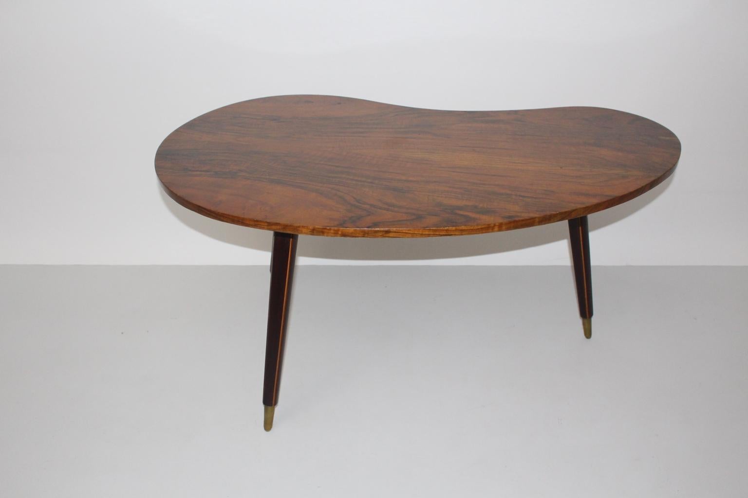 XX secolo Tavolino da caffè in ottone e noce d'epoca del Mid Century Modern 1950 Vienna in vendita