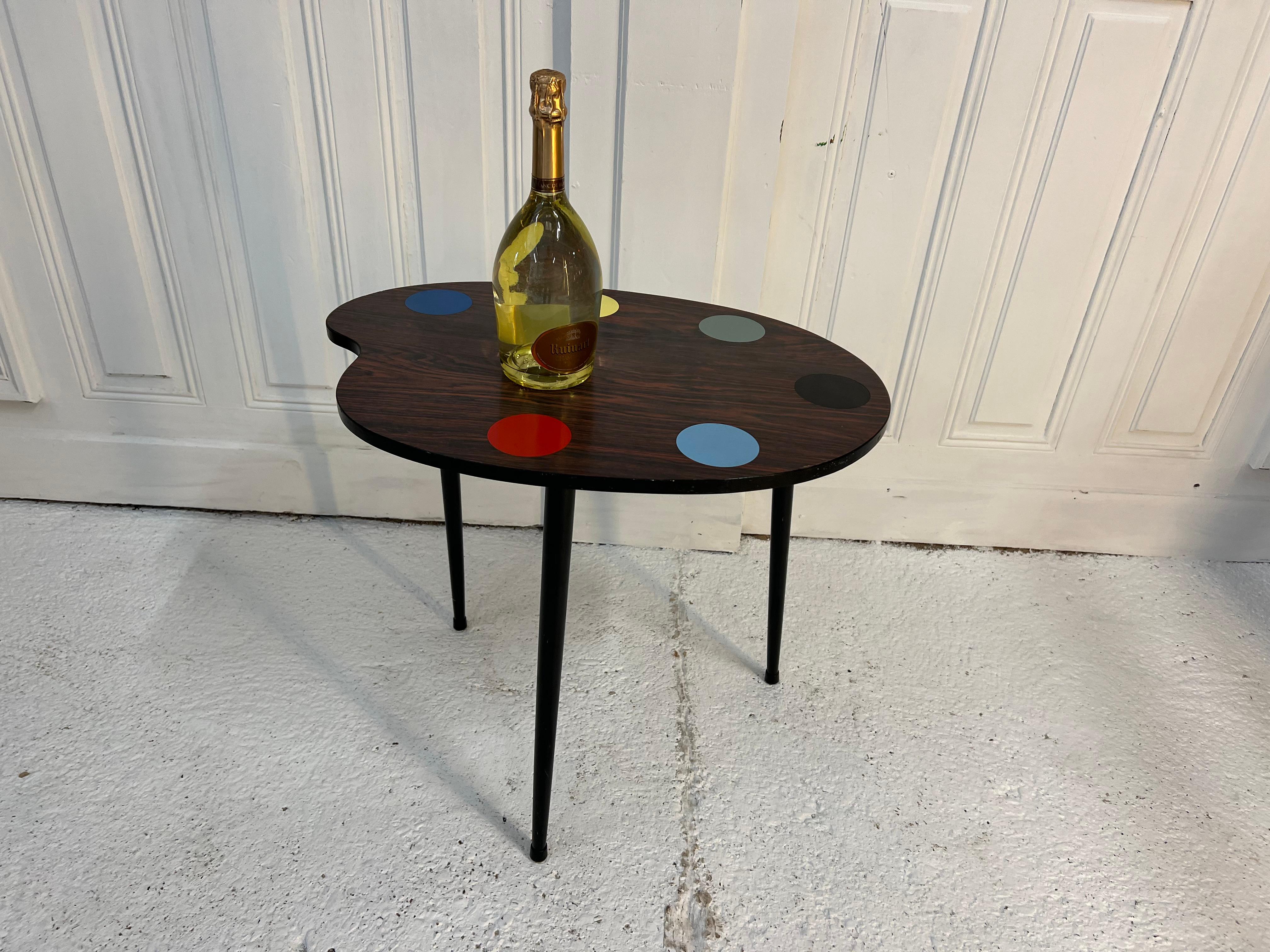 60s formica coffee table in the shape of a painter's palette
the slots for the glasses are differentiated by the colors
the feet are completely unscrewable for transport.