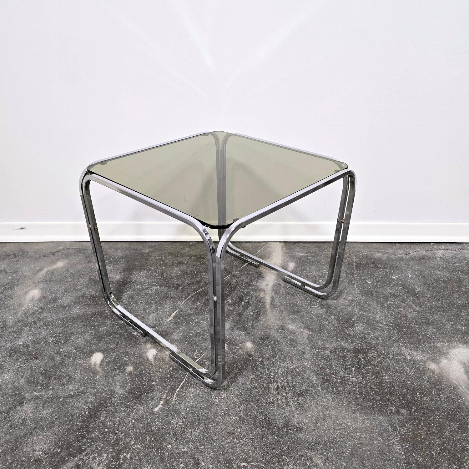 Schöner schlichter Chrom-Rauchglas-Couchtisch 1980 aus Italien.

In neuwertigem Zustand für jedes Wohnzimmer auch als Mittelstück.

Tolles Vintage-Design.
