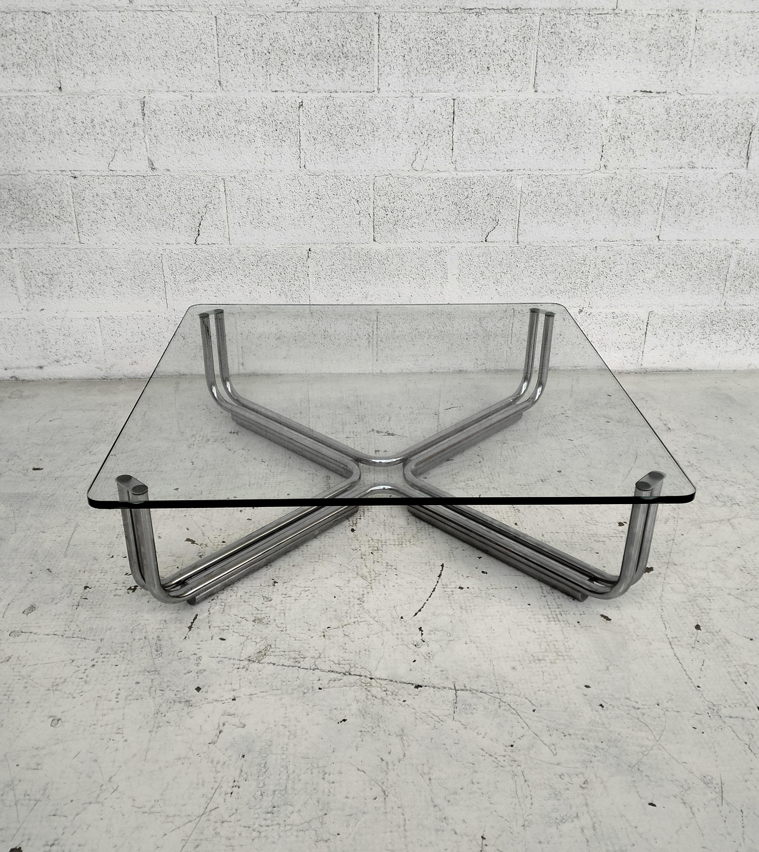 Tavolino in acciaio cromato e vetro modello 784 di Gianfranco Frattini per Cassina anni '70.

Nato a Padova nel 1926, Gianfranco Frattini si laureò in Architettura al Politecnico di Milano nel 1953, dove visse e lavorò fino alla sua morte. La sua