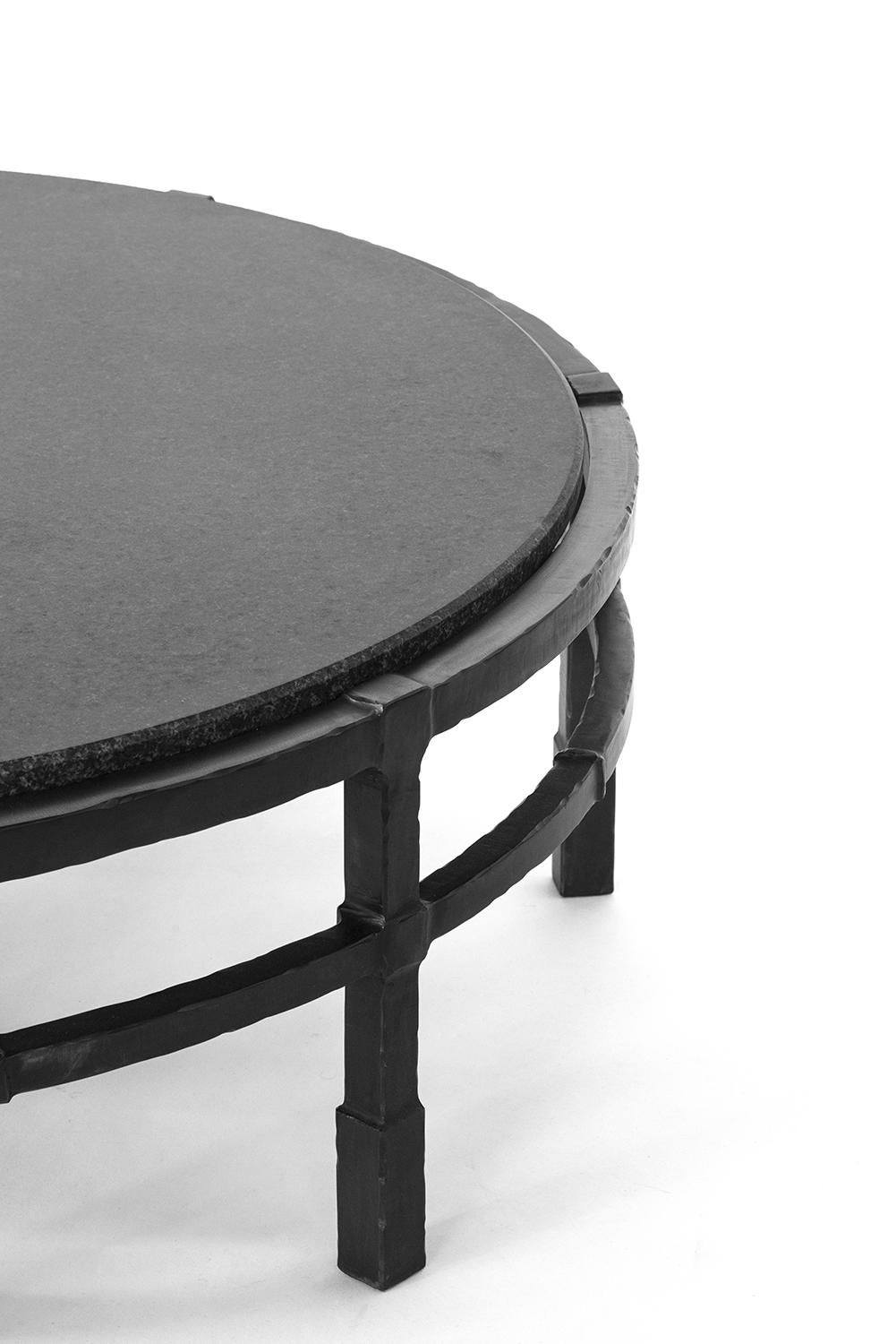 Moderne Grande table basse Absolute-Black-Granite moderne en acier noirci fait à la main en vente