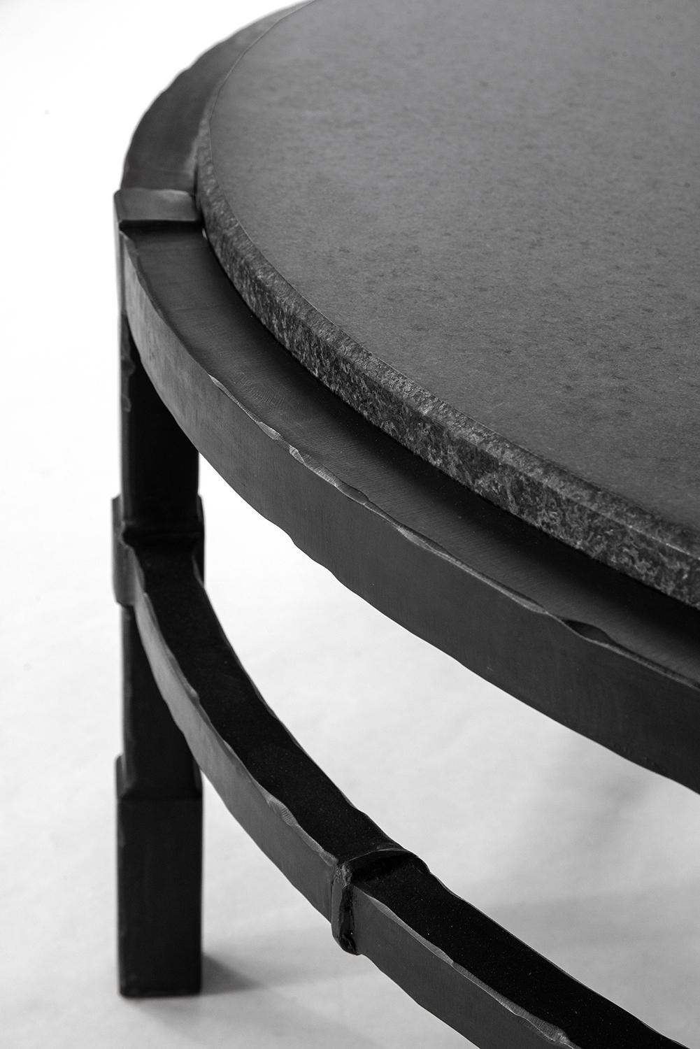 Américain Grande table basse Absolute-Black-Granite moderne en acier noirci fait à la main en vente