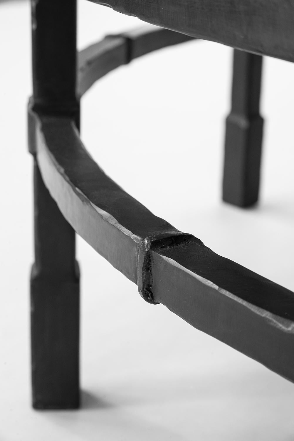 Noirci Grande table basse Absolute-Black-Granite moderne en acier noirci fait à la main en vente