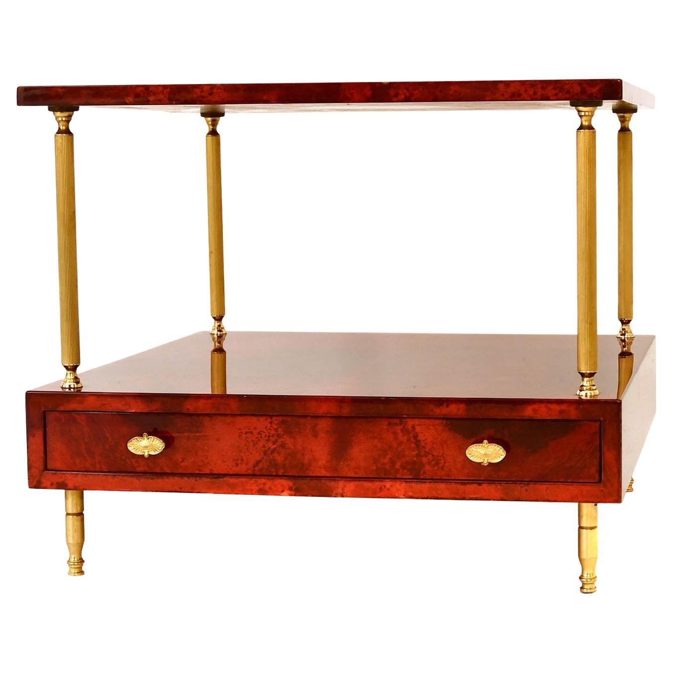 Aldo Tura (1909-1963 Italie) a conçu cette table d'appoint pour canapé-lit avec tiroir dans les années 1955. Aldo Tura est un cas à part dans le monde du mobilier du milieu du siècle.
Il est également appelé le maître du parchemin et a conçu