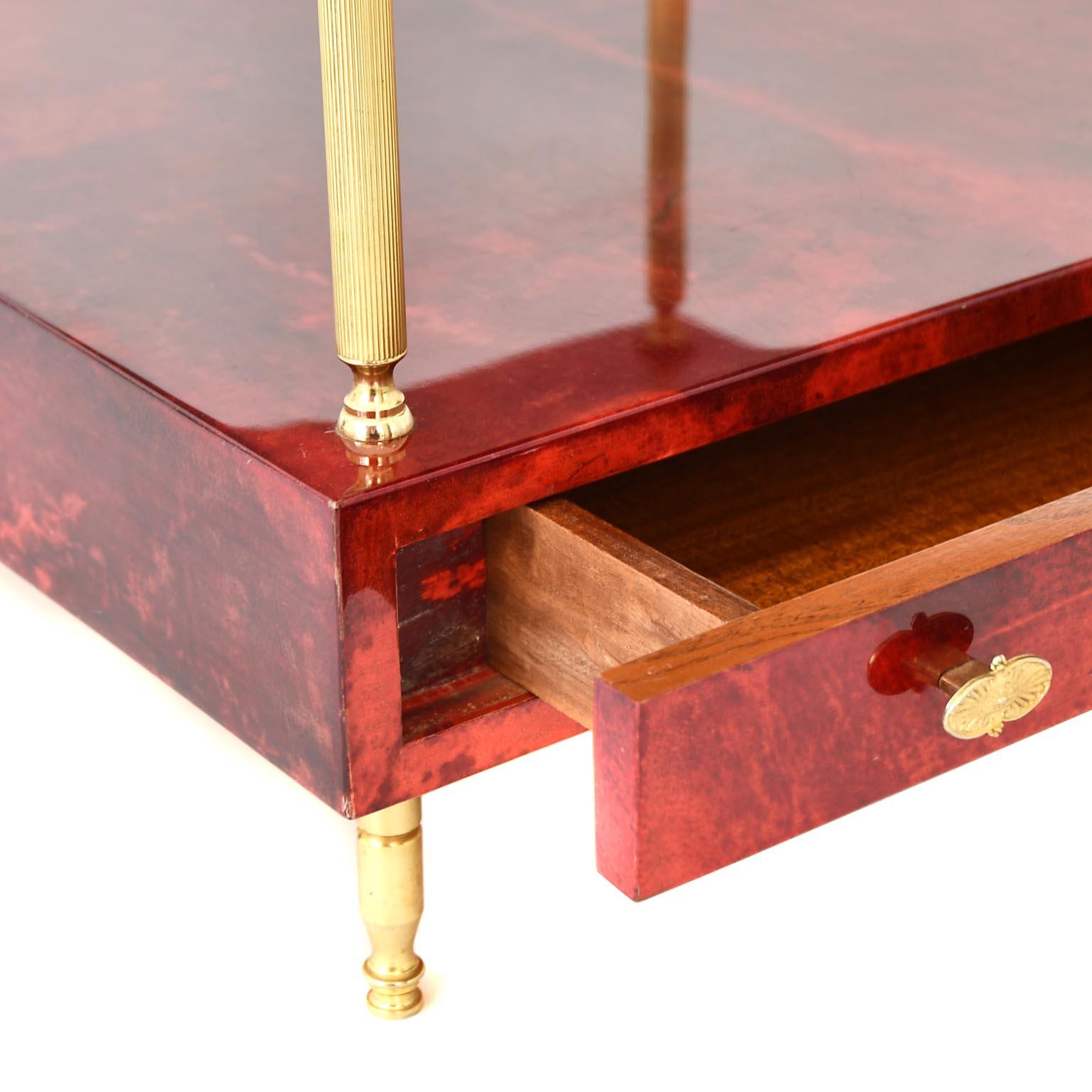 Milieu du XXe siècle Table basse Aldo Tura en peau de chèvre rouge, Italie, années 50, laiton, signée, milieu du siècle dernier en vente