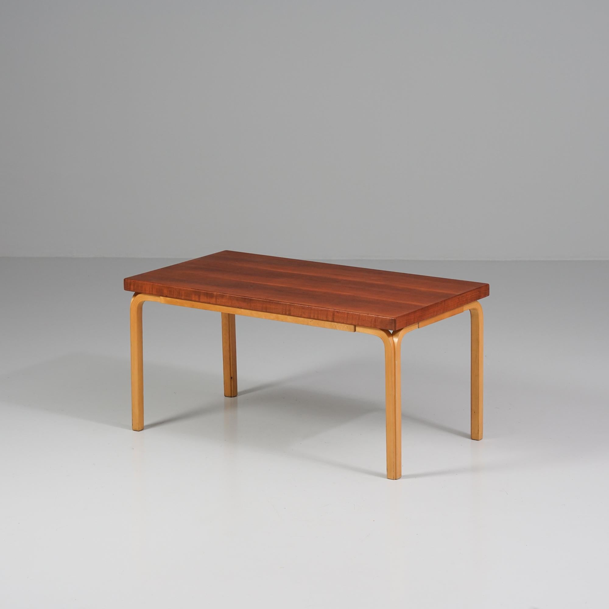 Table basse, conçue par Alvar Aalto, fabriquée par Oy Huonekalu- ja Rakennustyötehdas Ab, années 1950. Cadre en bouleau, plateau en teck. Bon état vintage, patine d'usage. 

Alvar Aalto (1898-1976) est probablement l'architecte et le designer