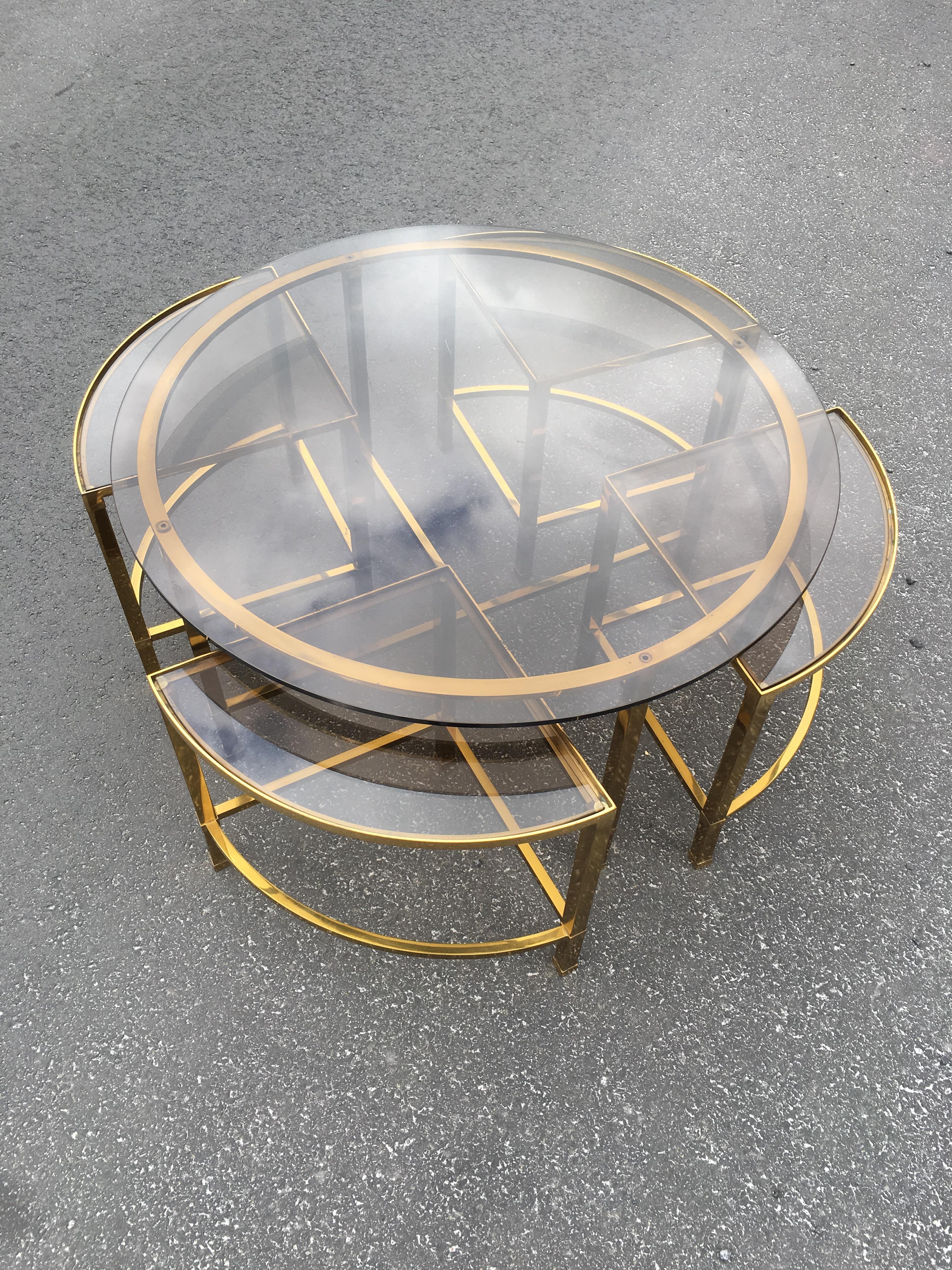 Coffee table and its 4 extra shelves in brass and glass smoked Maison Baguès style
metal and glass in very good condition