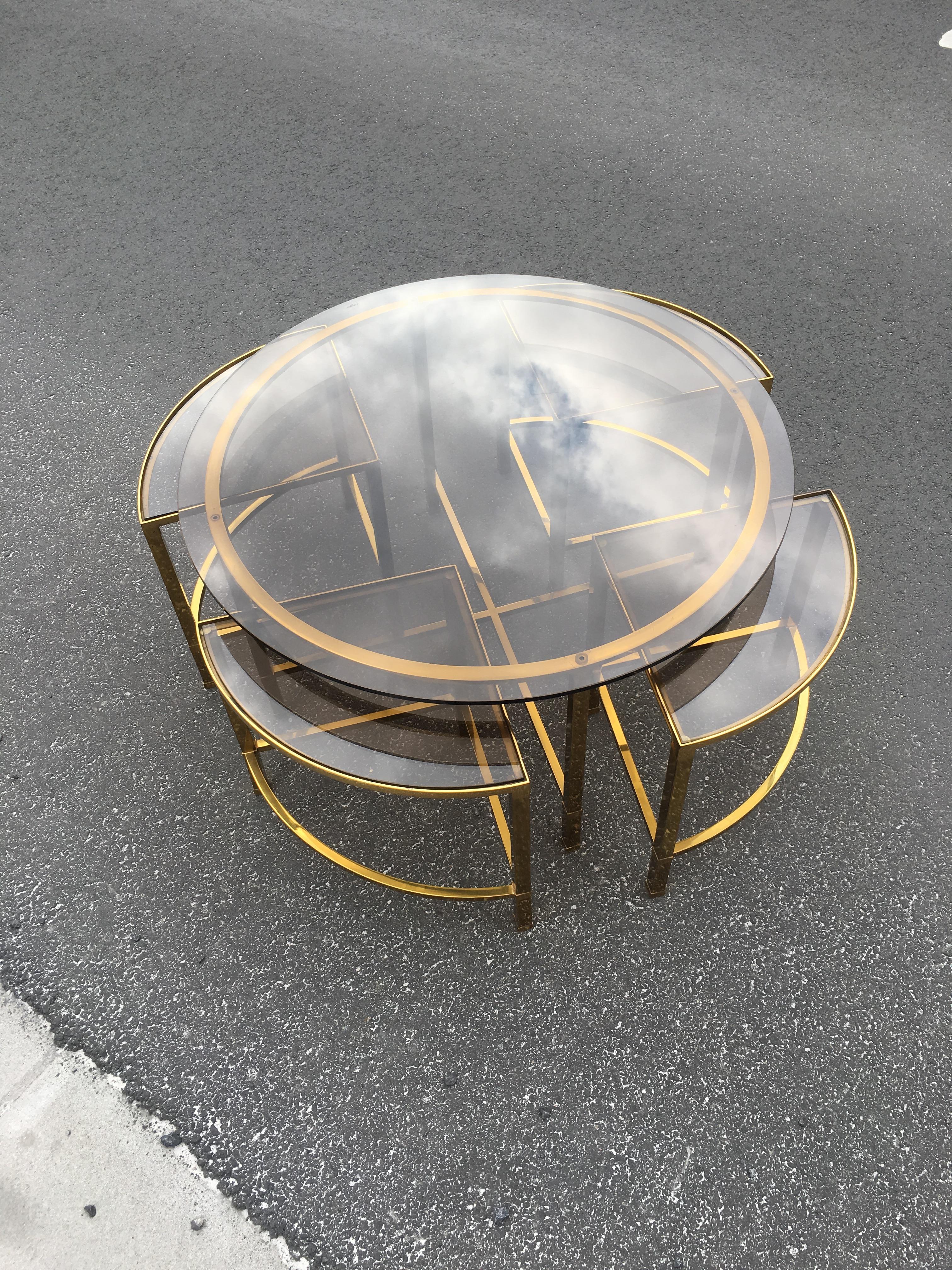 Table basse et  4 étagères supplémentaires en laiton et verre fumé de style Maison Baguès en vente 1