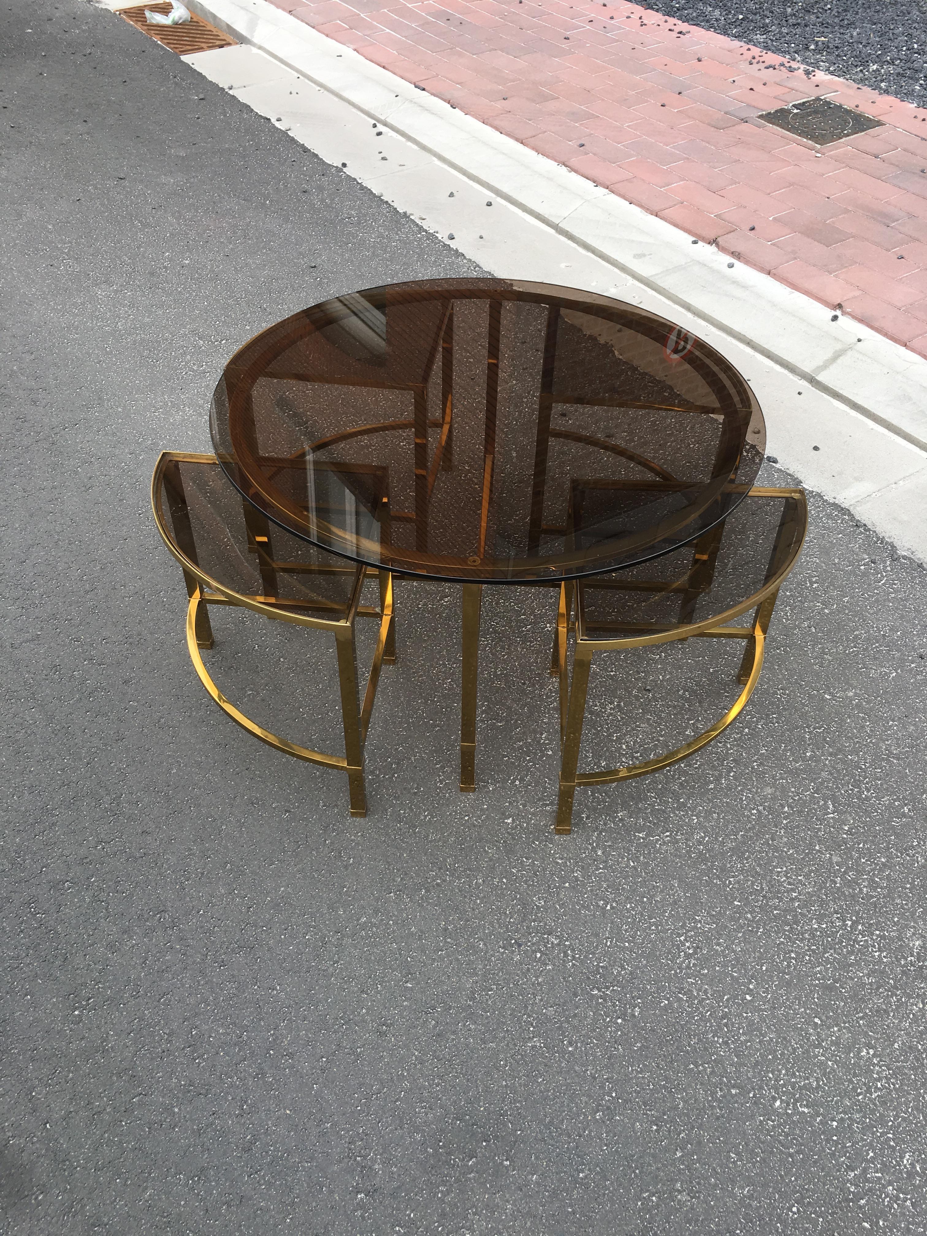 Coffee table and  4 extra shelves in brass and glass smoked Maison Baguès style For Sale 2