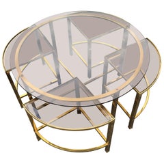 Mesa de centro y  4 estantes adicionales de latón y cristal ahumado estilo Maison Baguès