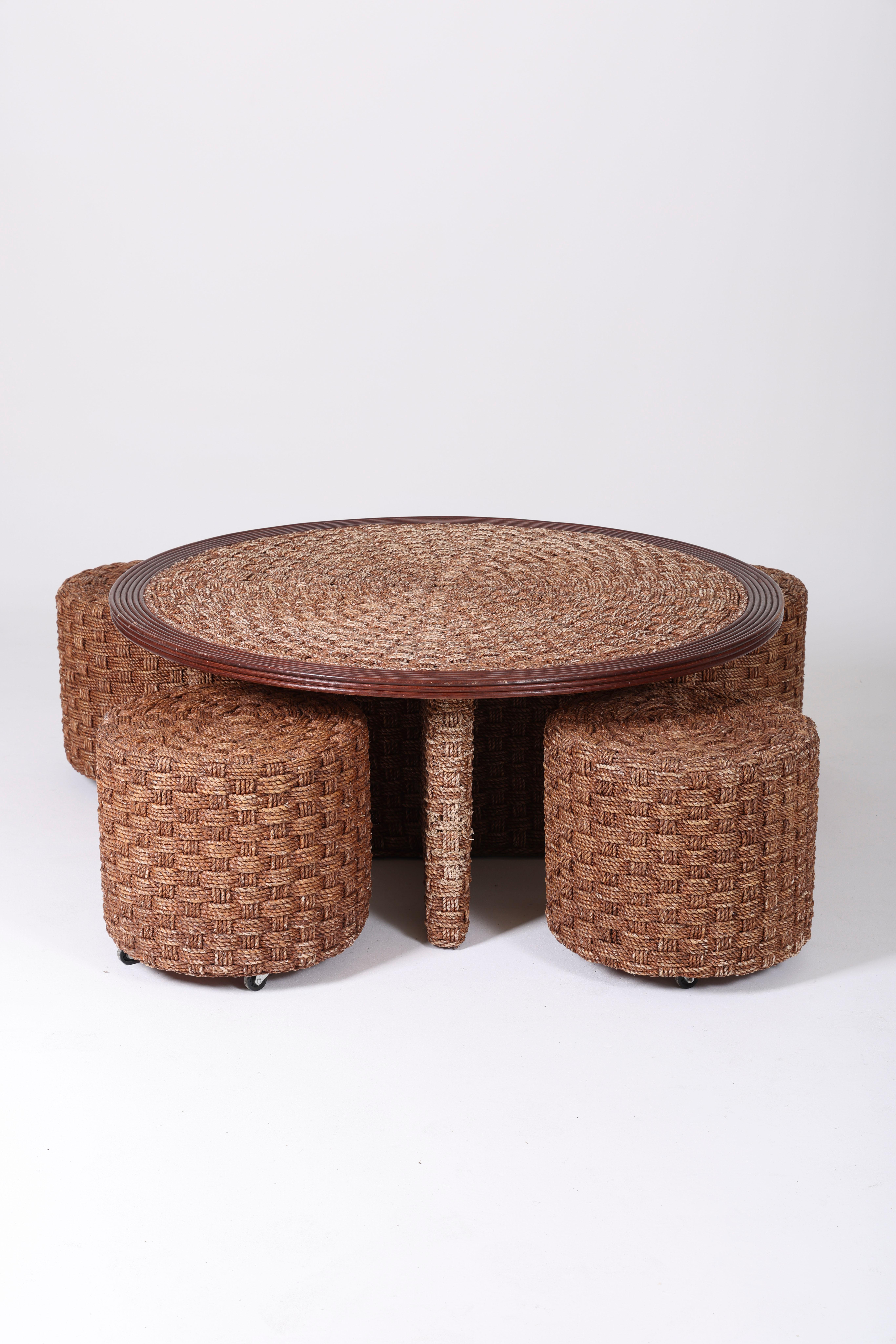 Coffee table and stools in woven rope and wood, mid-20th century In Good Condition For Sale In PARIS, FR