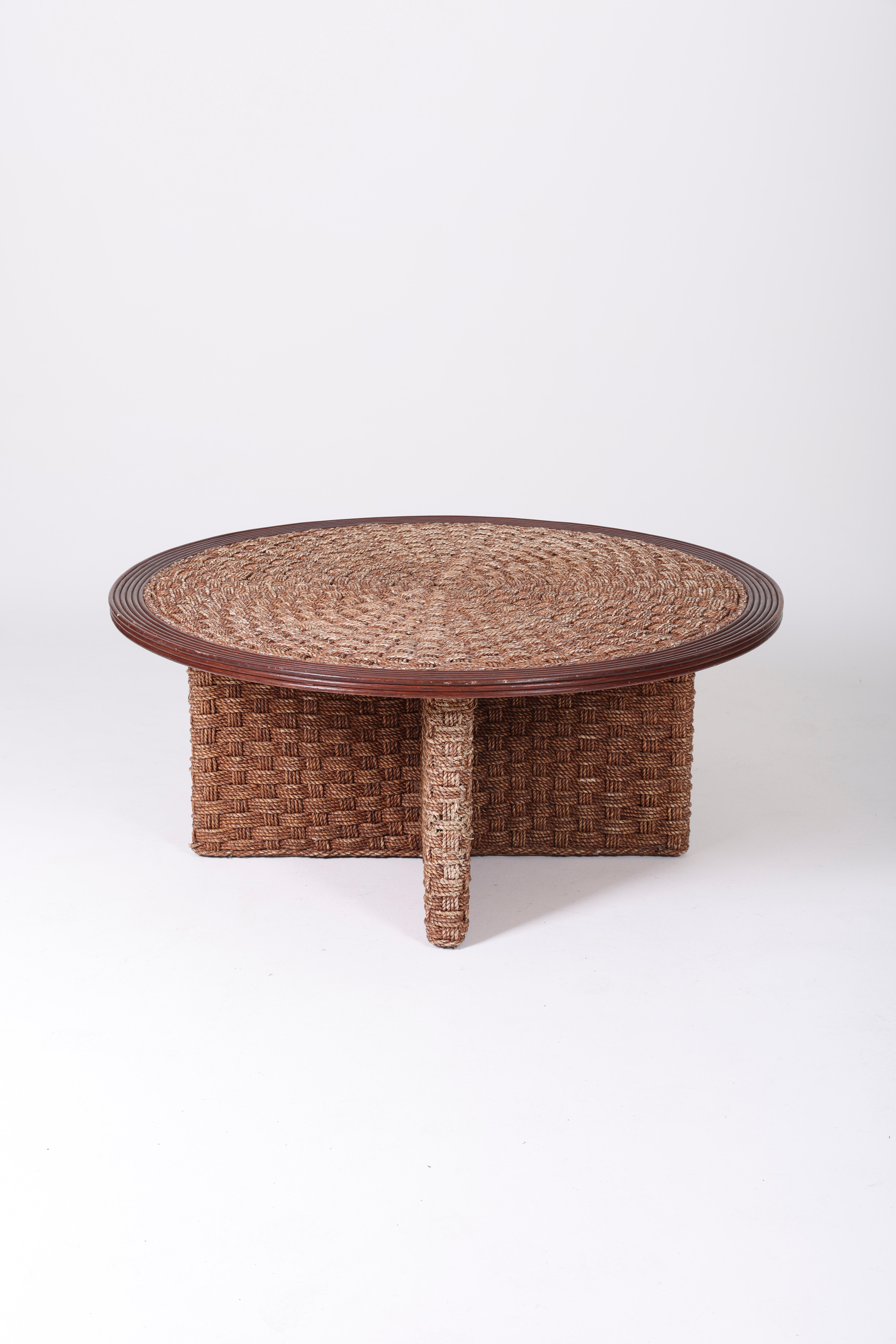 20th Century Coffee table and stools in woven rope and wood, mid-20th century For Sale