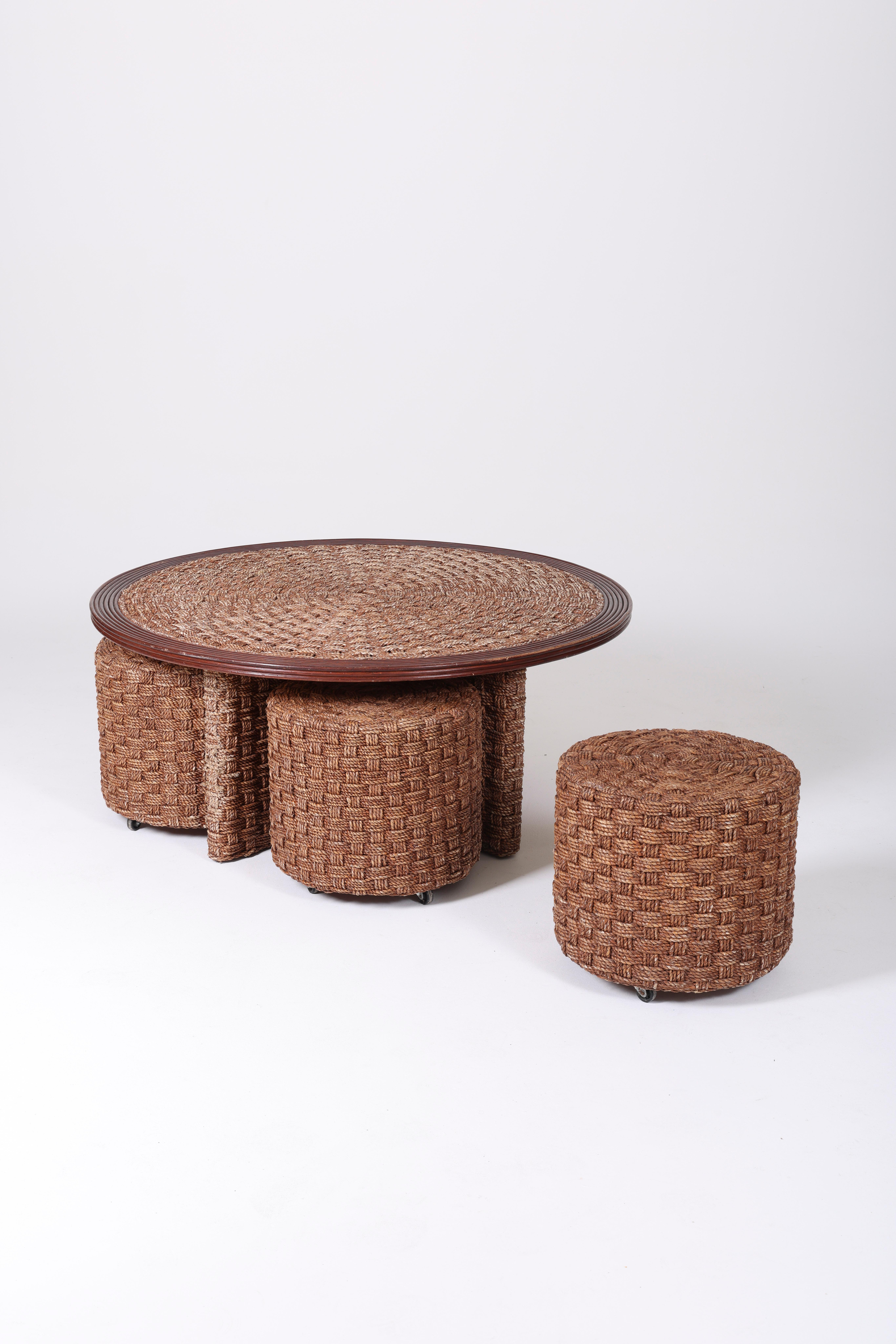 Coffee table and stools in woven rope and wood, mid-20th century For Sale 1