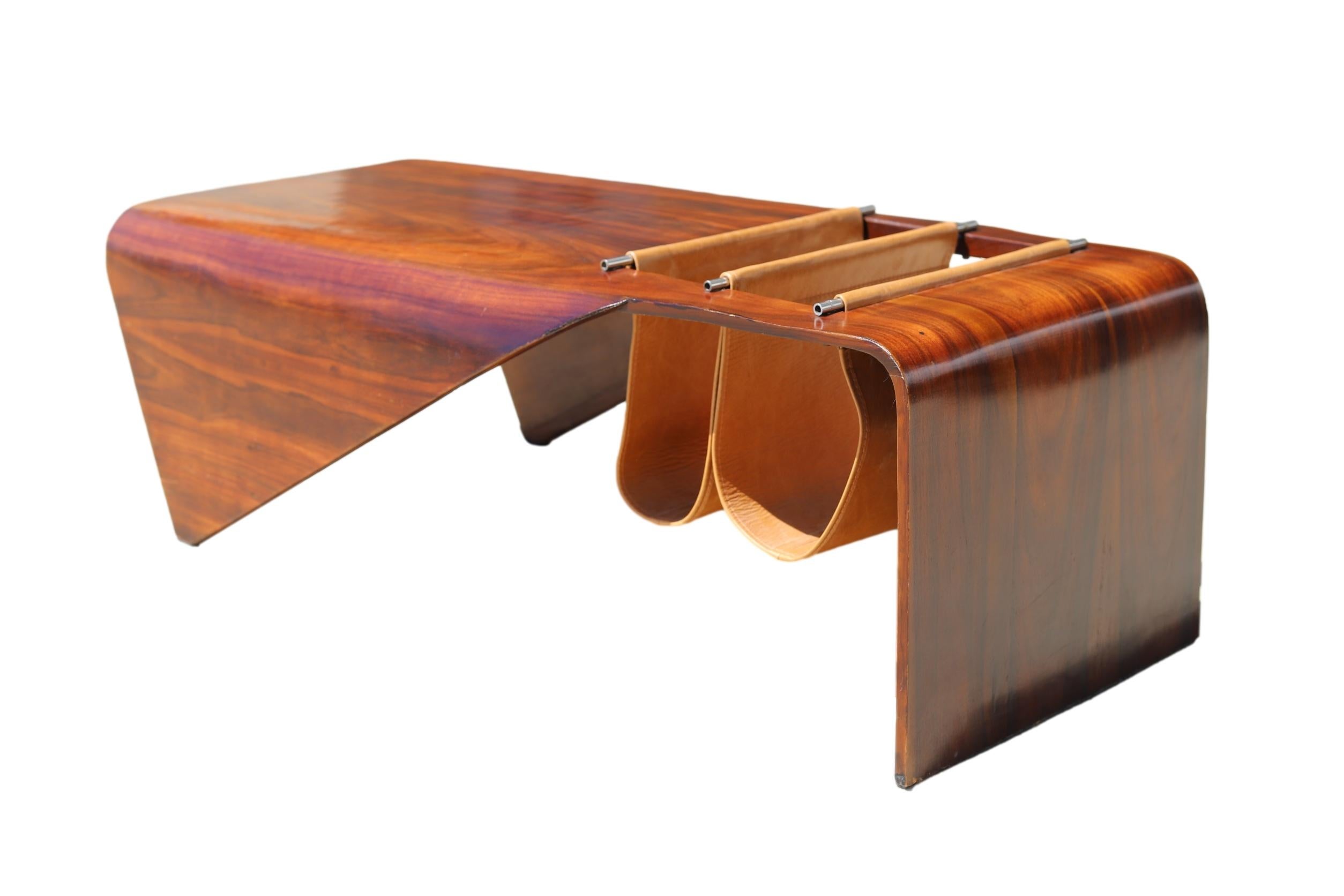 Zalszupin’s table Andorinha is another creation inspired by nature – the shape of a swallow. He transforms this inspiration into a multifunctional coffee table with ease, cutting out an opening in the tabletop where he places a dual hanger for