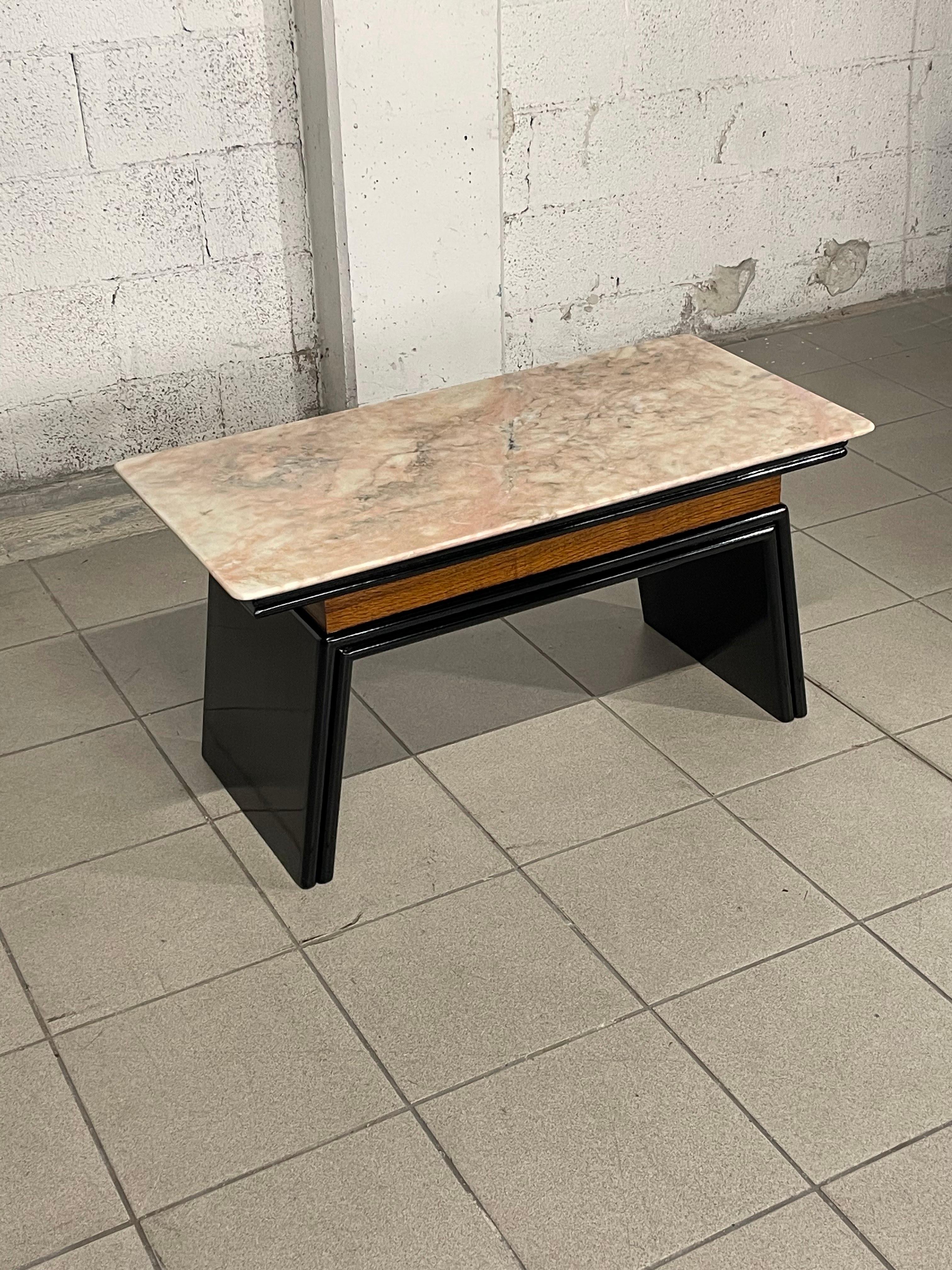 Marble 1940s-50s coffee table in the style of Osvaldo Borsani For Sale
